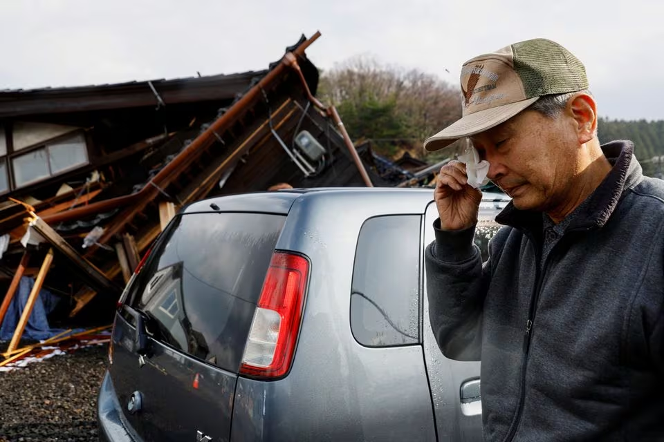 Yutaka Obayashi, who lives in his car after the earthquake, cries after greeting firefighters in gratitude, in Wajima, Ishikawa Prefecture, Japan, January 6, 2024. Photo: Reuters