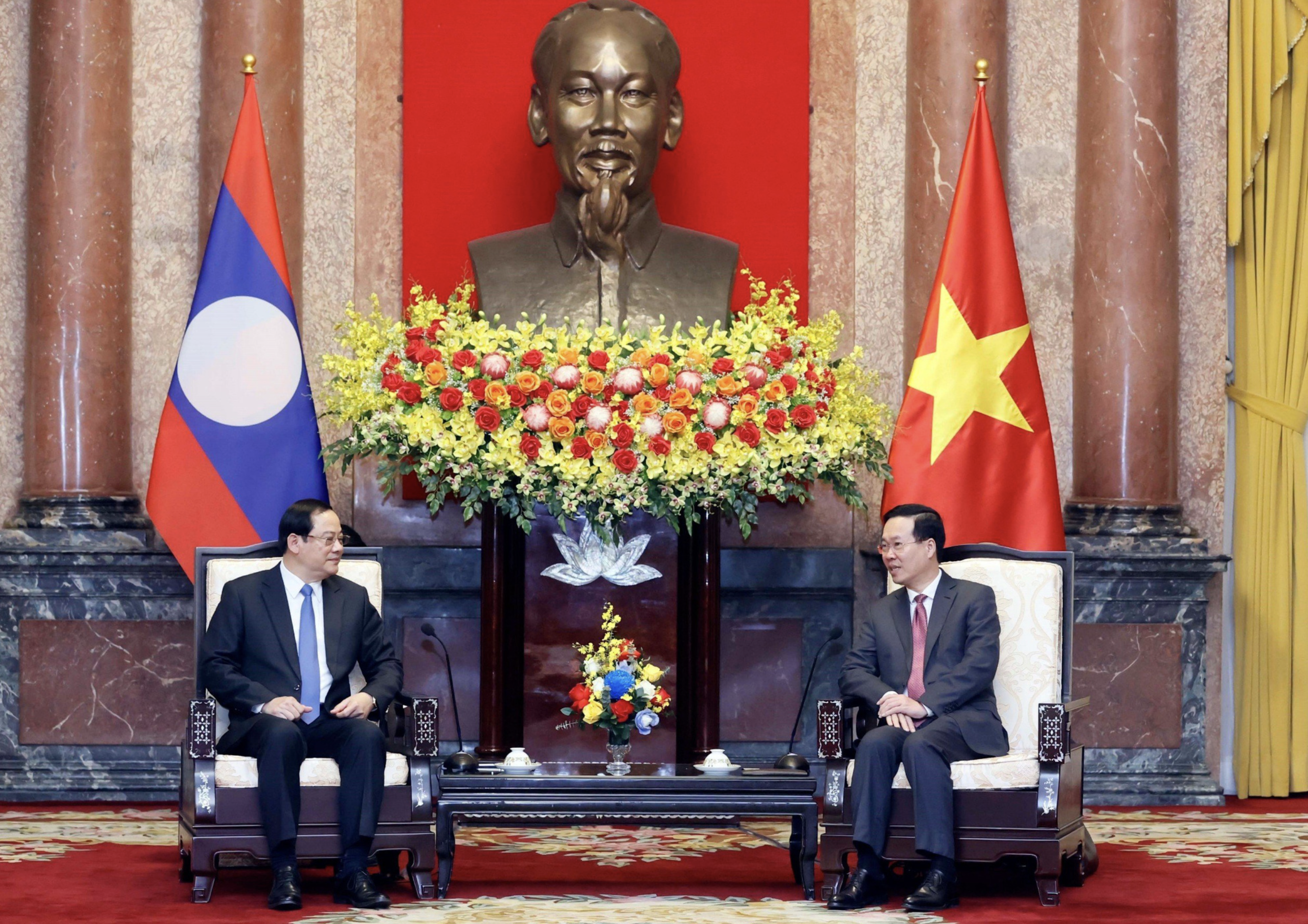 Vietnamese State President Vo Van Thuong (R) receives Lao Prime Minister Sonexay Siphandone in Hanoi on January 6, 2024. Photo: Vietnam News Agency