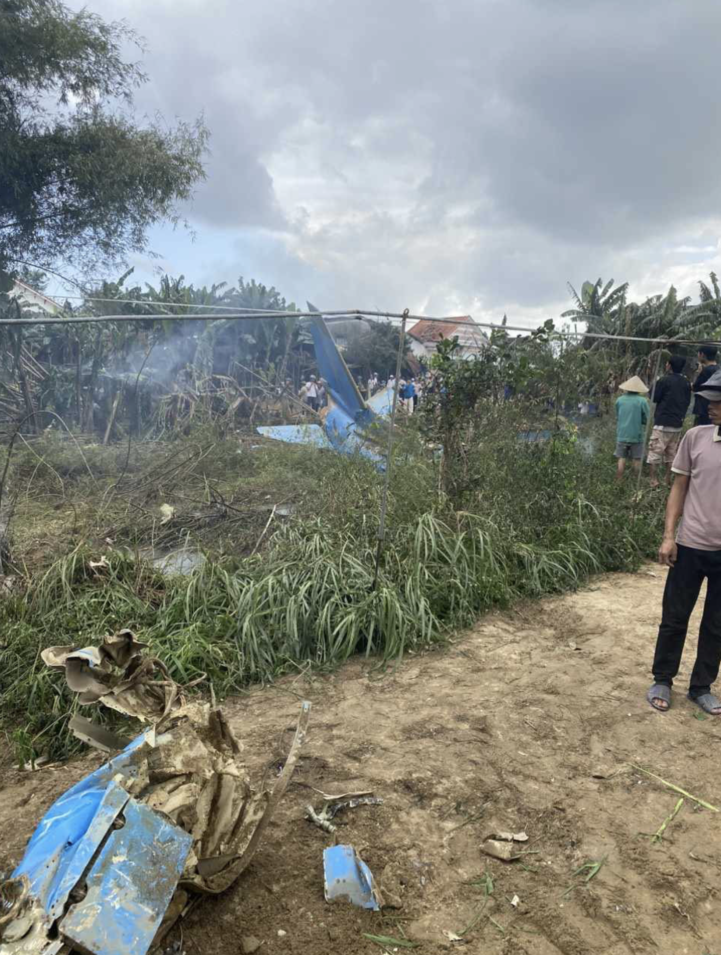  A military aircraft on fire after crashing in Quang Nam Province, central Vietnam. Photo: Cong Tam / Tuoi Tre
