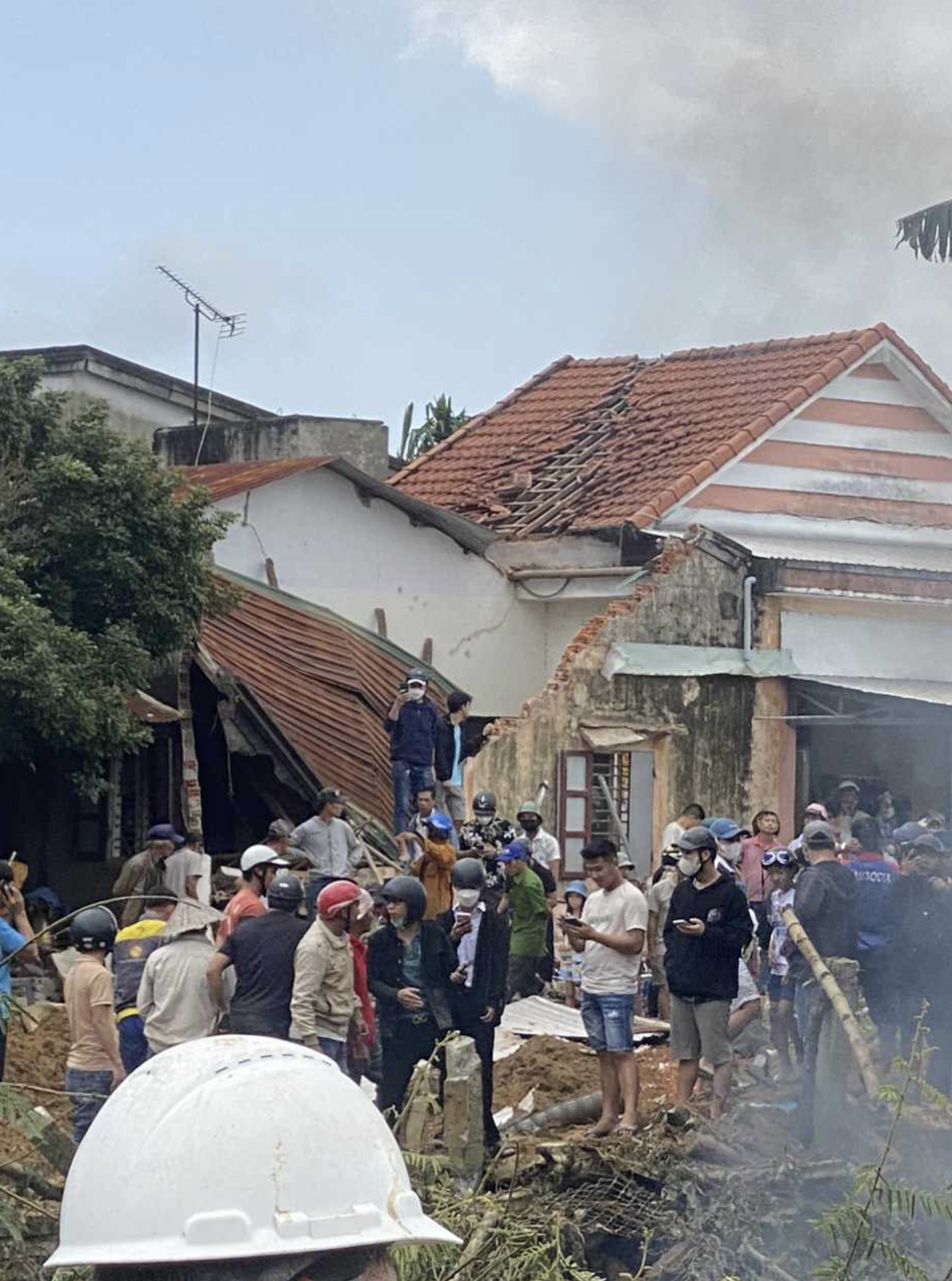  A military plane lands near a local household’s backyard. Photo: Cong Tam / Tuoi Tre
