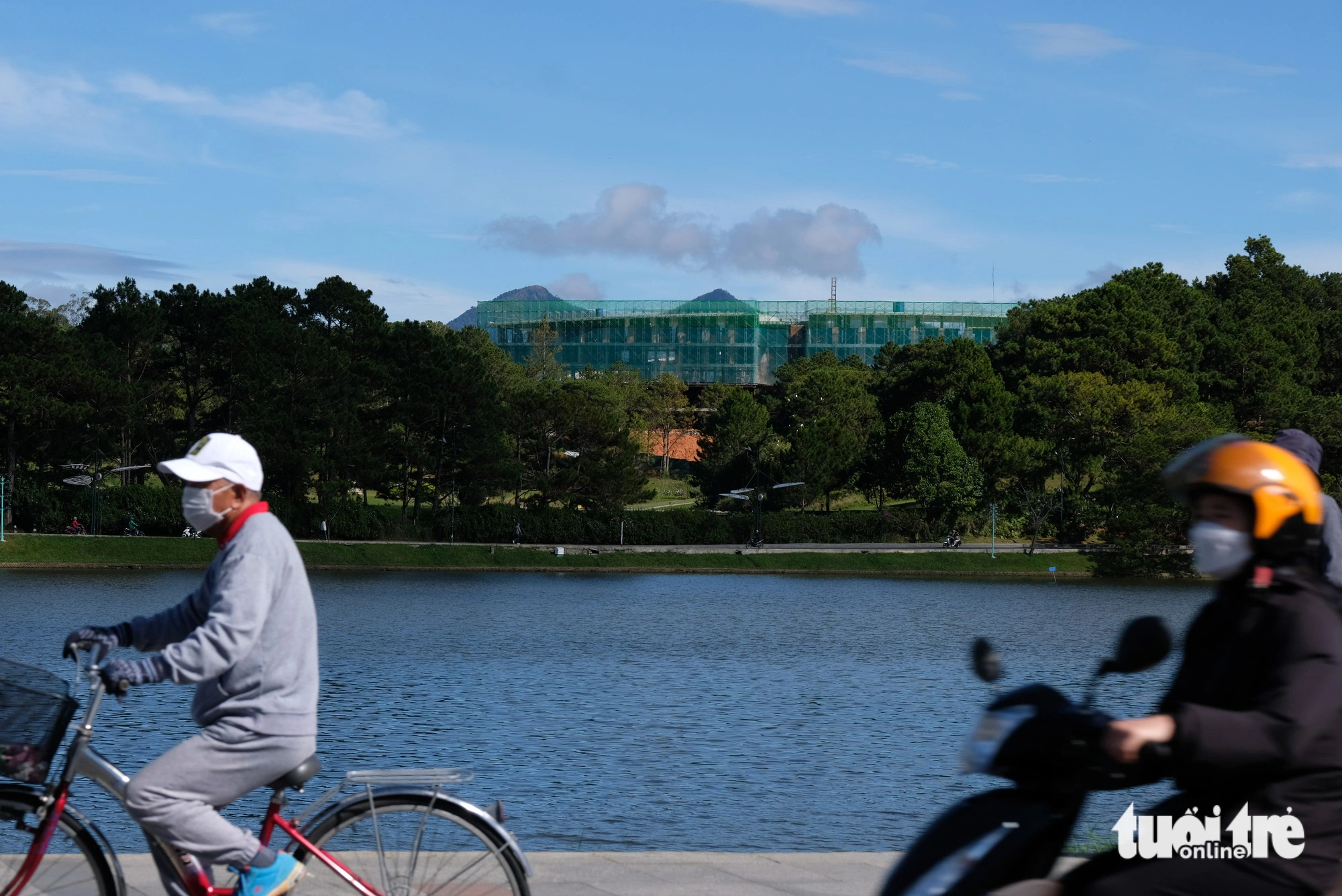 A 4,400-square-meter building within an illegally-built golf club project on Cu Hill obstructs the entire view from Xuan Huong Lake to Langbiang Mountain in Da Lat City, Vietnam’s Central Highlands province of Lam Dong. Photo: Mai Vinh / Tuoi Tre
