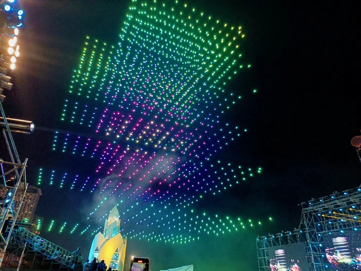 An impressive performance during the drone art show at the Nha Trang - Khanh Hoa Beach Festival 2023 in Nha Trang City on June 3-6, 2023. Photo: Minh Chien / Tuoi Tre