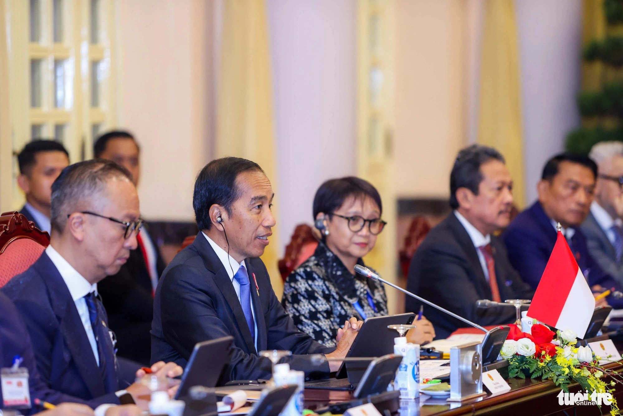 Indonesian President Joko Widodo (L, 2nd) is seen addressing a meeting, Hanoi, January 12, 2024. Photo: Nguyen Khanh / Tuoi Tre