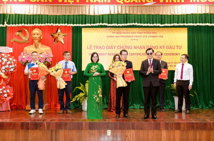 A Nestlé representative (first row, C) receives the certificate for the firm’s additional US$100 million investment in its factory in Dong Nai Province in southern Vietnam. Photo: Nestlé
