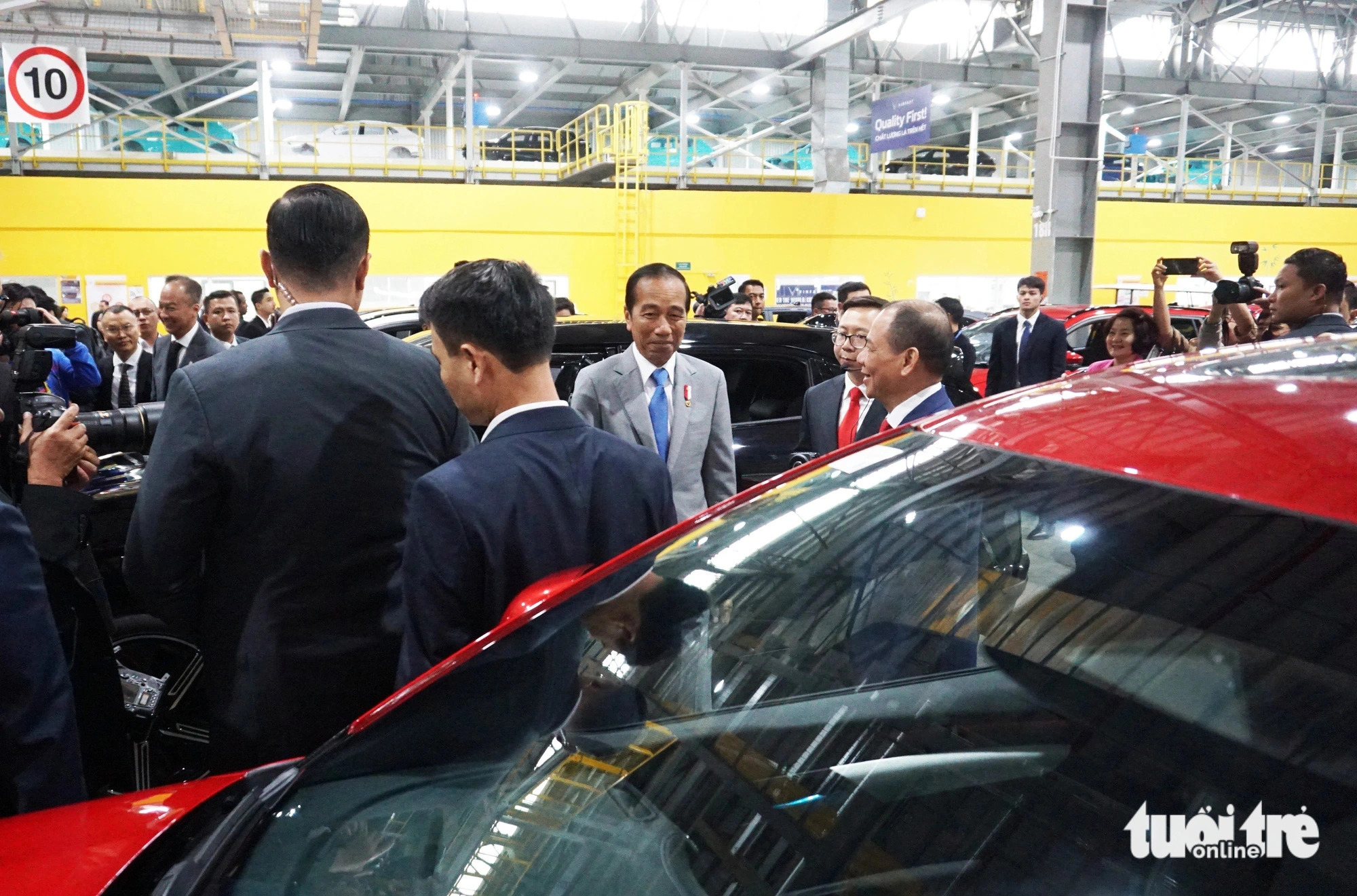 Indonesian President Joko Widodo expressed his satisfaction at experiencing some VinFast EV models during his field trip to a Vinfast manufacturing complex in Hai Phong City, northern Vietnam on January 13, 2024. Photo: Tien Thang / Tuoi Tre