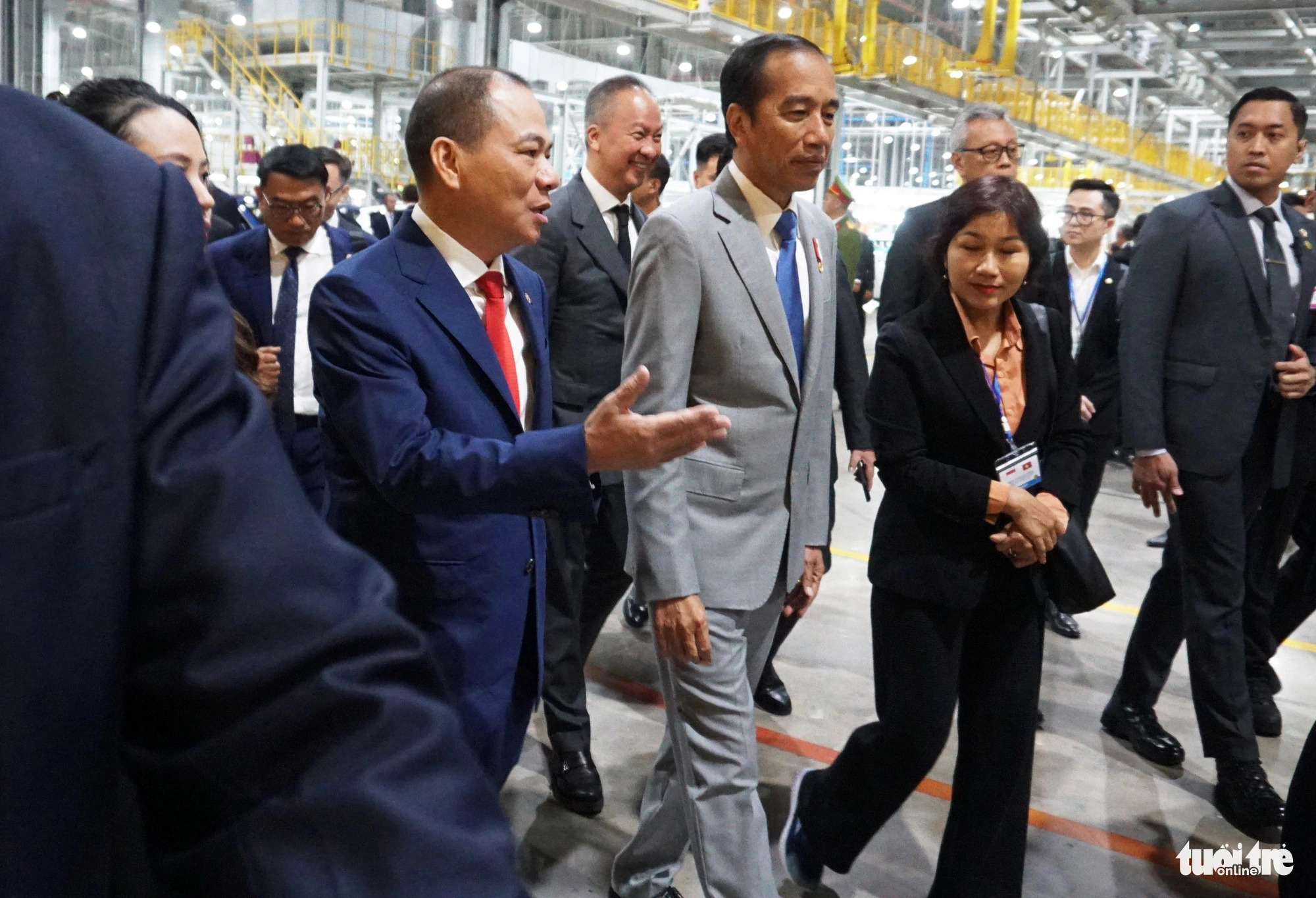 Pham Nhat Vuong (L, first row, 1st), founder and chairman of Vingroup - Vietnam's biggest conglomerate and VinFast's parent company, briefs Indonesian President Joko Widodo (L, first row, 2nd) and other visitors on VinFast’s plan to invest at least US$1 billion in Indonesia in the long run. Photo: Tien Thang / Tuoi Tre