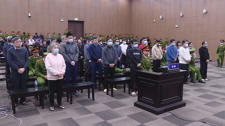 Defendants are in the dock in Hanoi for their crimes in the coronavirus test kit scandal. Photo: Giang Long / Tuoi Tre