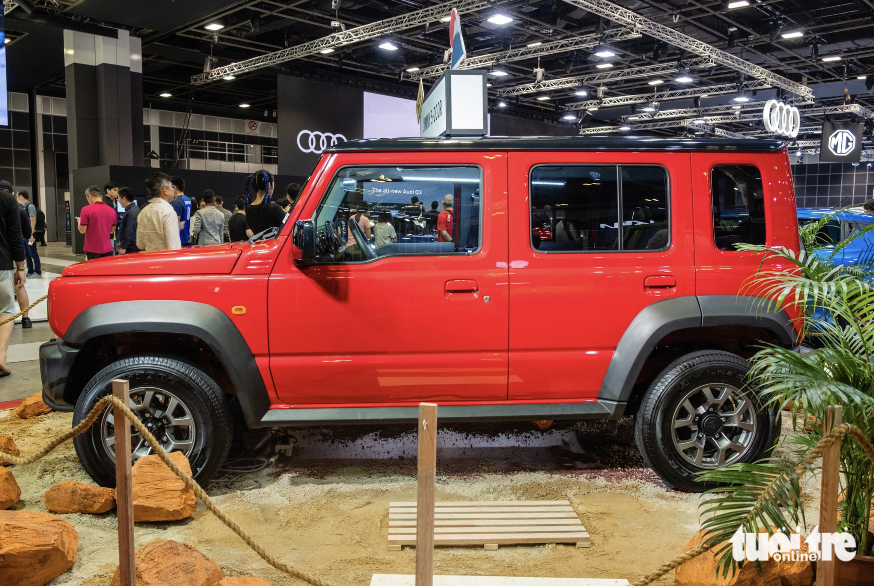 The biggest difference between the versions of the three-door and the five-door is the size. The five-door version is 3,985 millimeters long, 1,645 millimeters wide and 1,720 millimeters high. Its wheelbase is 2,590 millimeters. The wheelbase and overall length of the five-door version are 340 millimeters longer than those of the three-door version. Photo: Le Hoang / Tuoi Tre