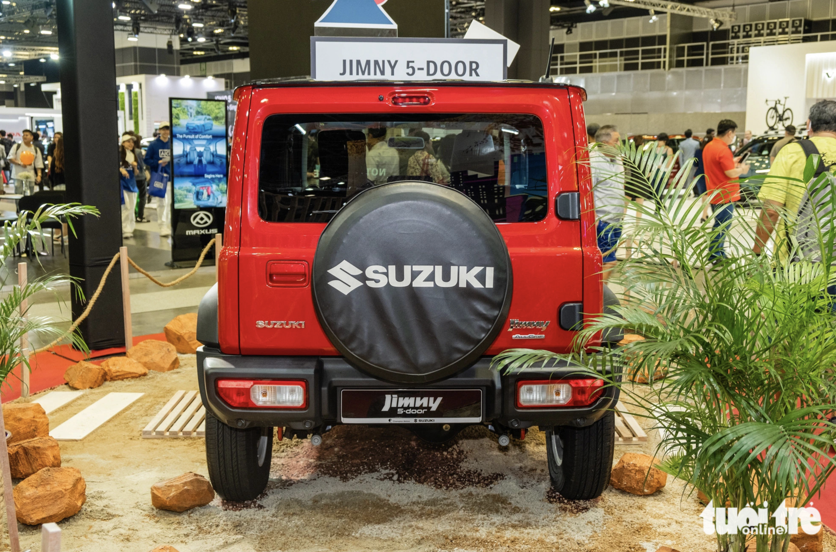 Its 1.5-liter natural gas engine produces 103 horsepower. The five-door version is fully-capable of driving off-road. It features a slope angle of 24 degrees, four degrees smaller than that of the three-door version. Photo: Le Hoang / Tuoi Tre