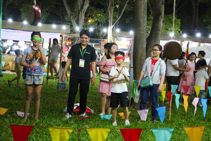 Folk games attract many children. Photo: Phuong Quyen / Tuoi Tre
