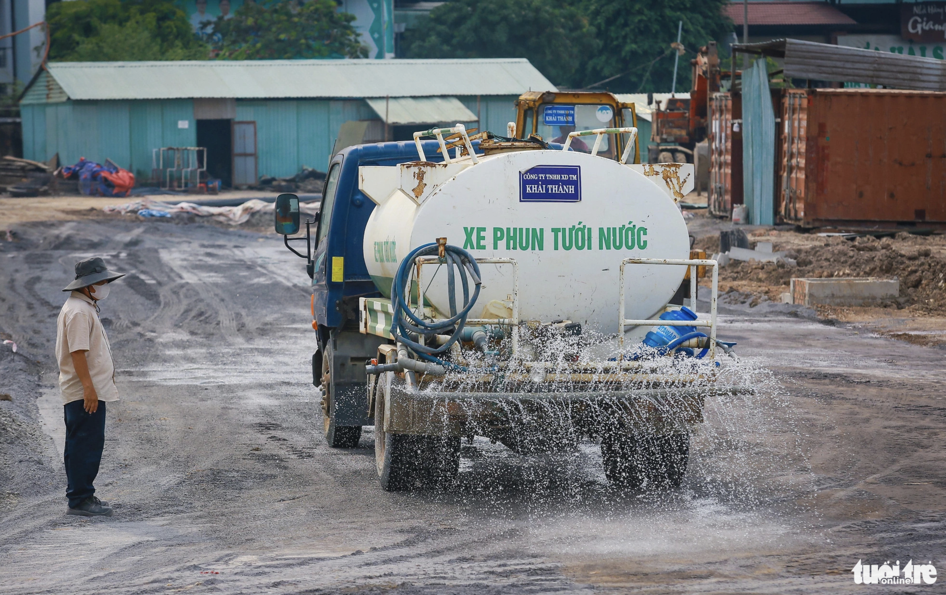  A vehicle sprays water at a construction site of a road near Tan Son Nhat International Airport in Ho Chi Minh City to reduce dust. Photo: Chau Tuan / Tuoi Tre