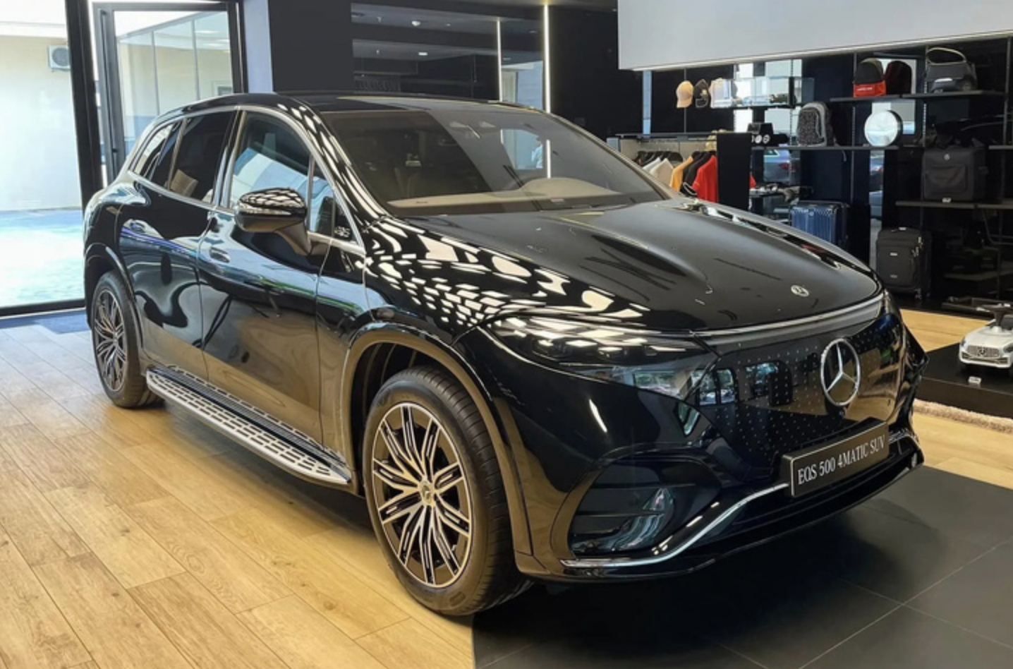 A luxurious Mercedes-Benz auto. Photo: Facebook