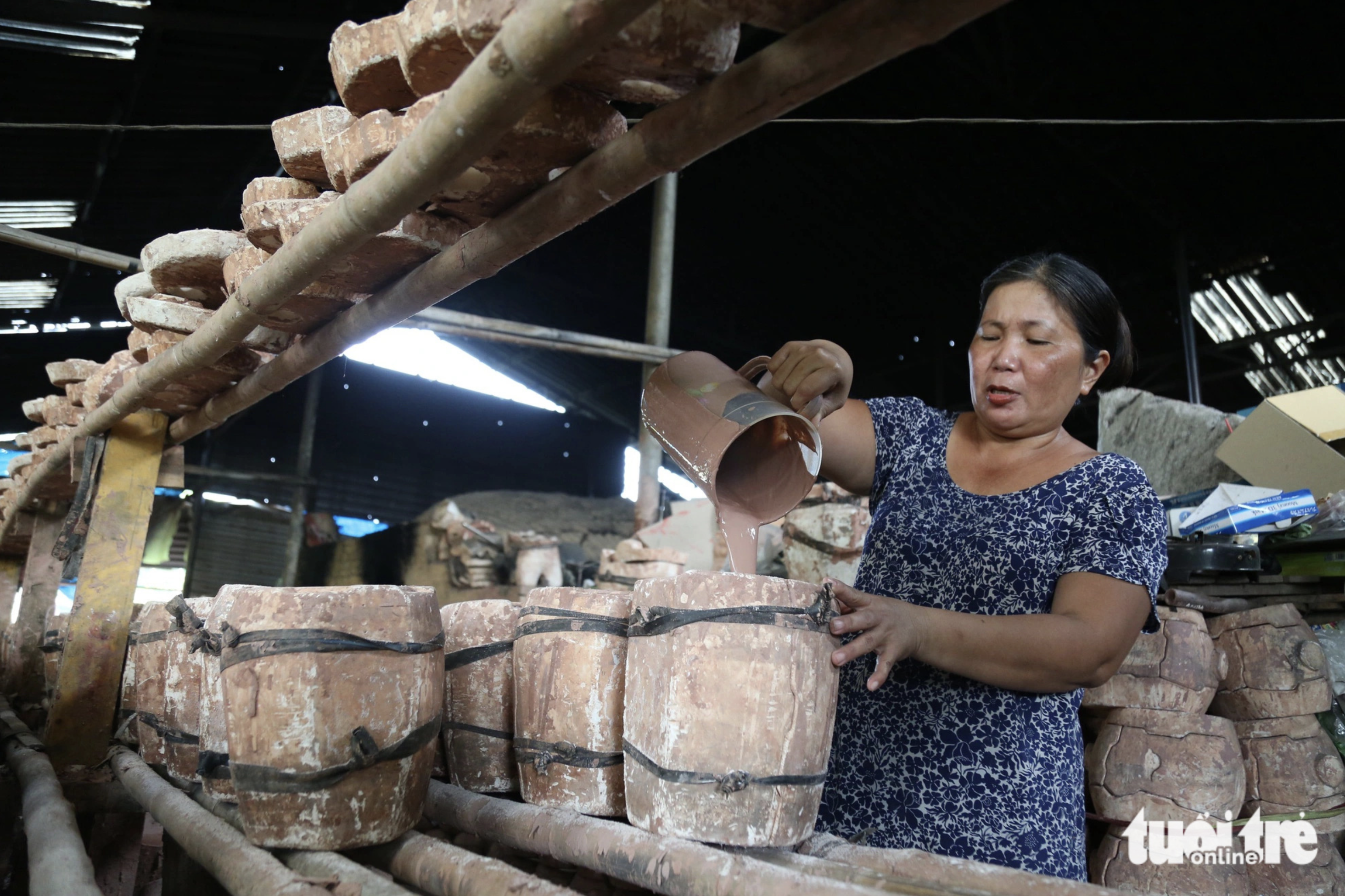 Vuong Anh Dao persistently sticks with the traditional piggy bank making in the Lai Thieu Craft Village in Binh Duong Province, southern Vietnam. The income from selling these piggy banks is sufficient to make ends meet. Photo: P.Q. / Tuoi Tre