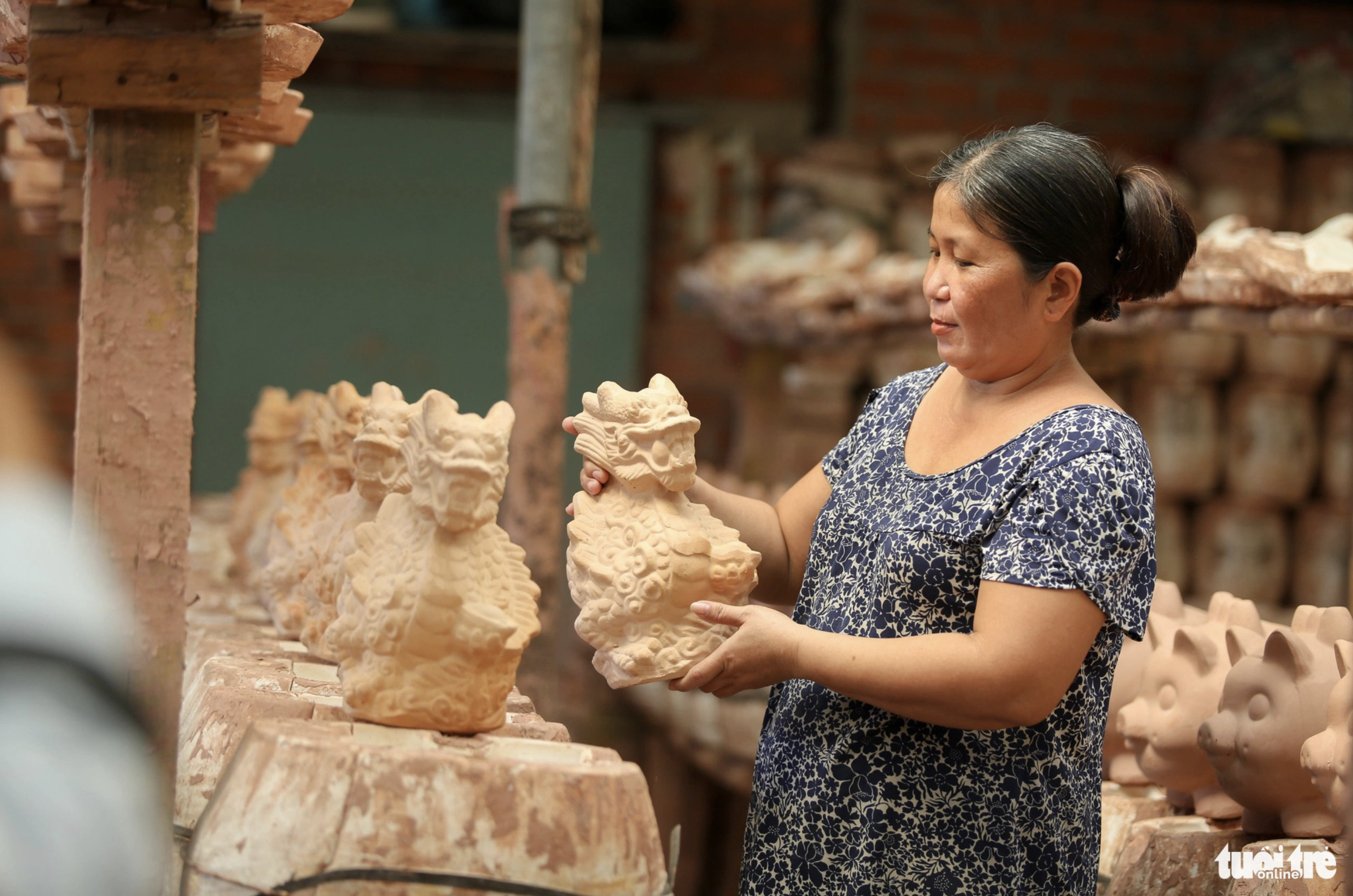 Dao’s piggy bank-making workshop specializes in baking and drying dragon-shaped models before sending them to other workshops for coloring. Photo: P.Q. / Tuoi Tre