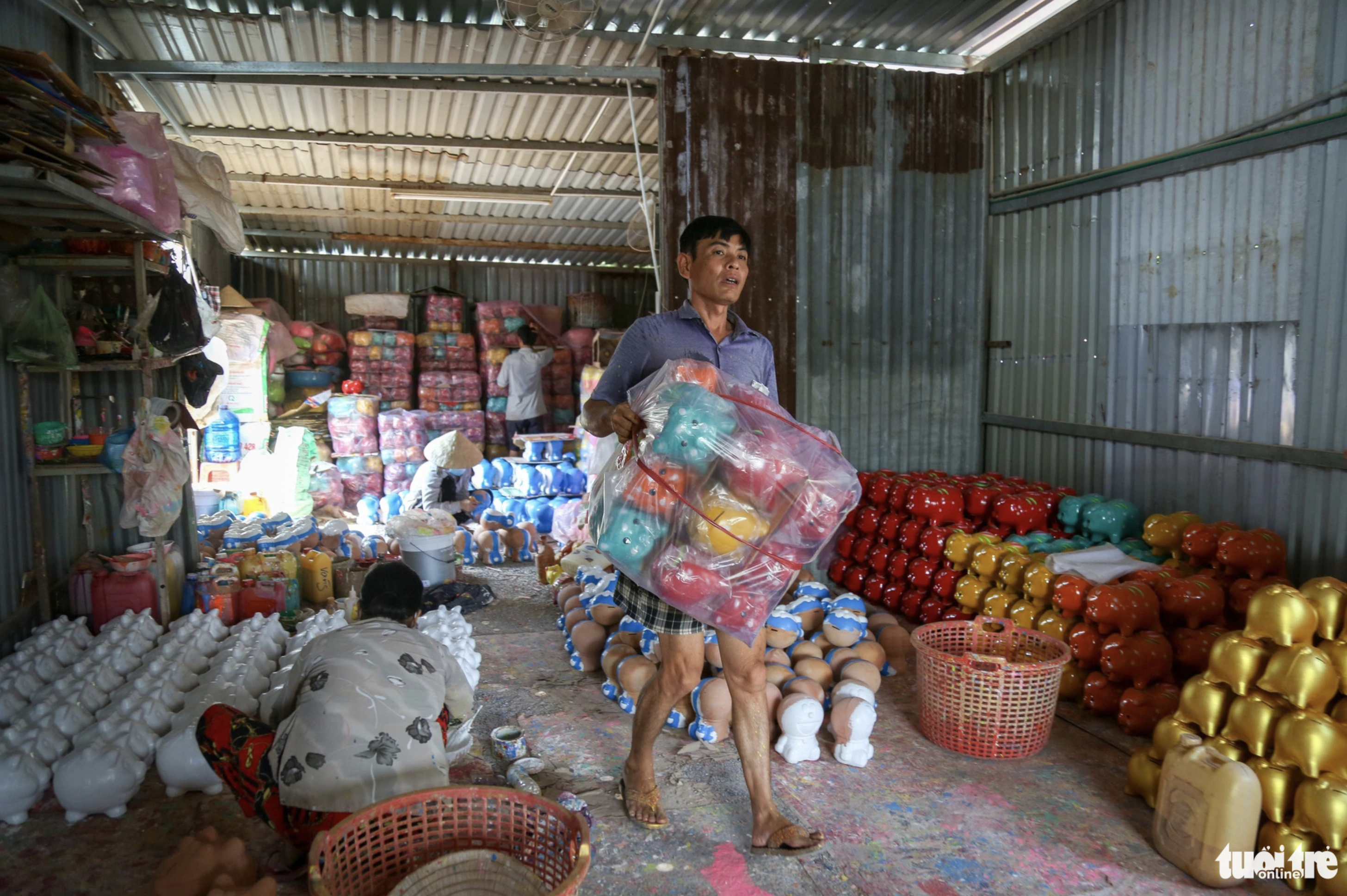 A piggy bank decorated with patterns is priced at VND15,000 (US$0.6), or higher. Photo: P.Q. / Tuoi Tre