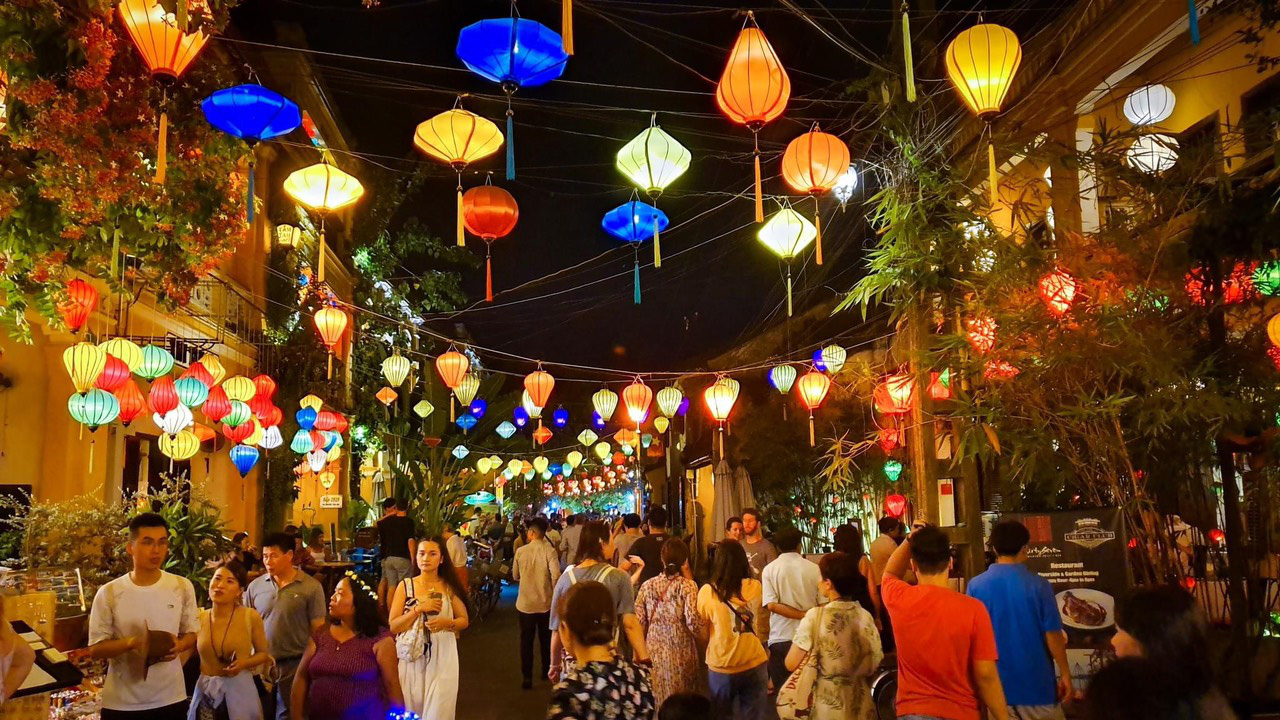 Tourists visit Hoi An Ancient Town in Quang Nam Province, central Vietnam. Photo: S.C. / tuoi Tre