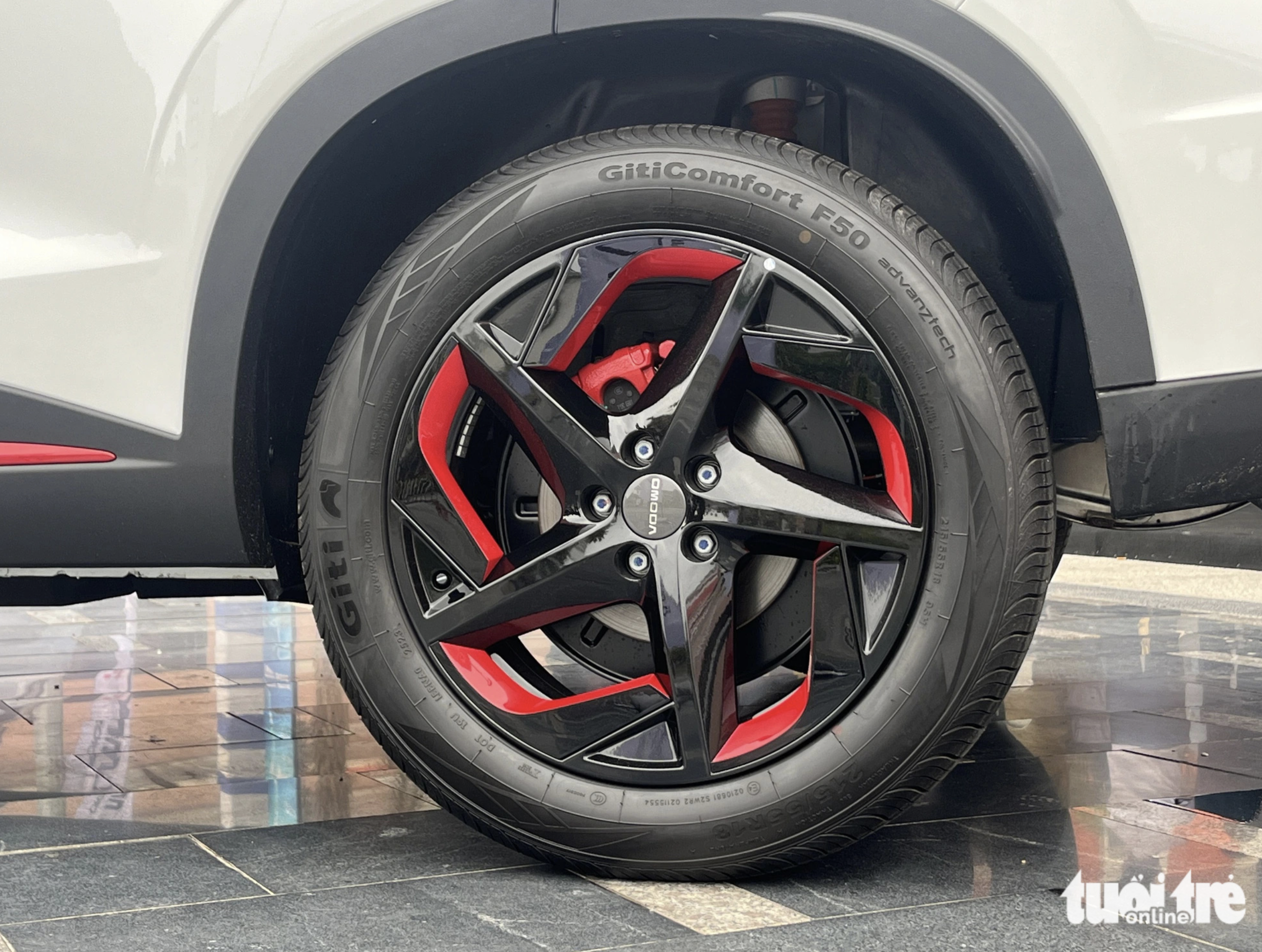 The 18-inch multi-spoke wheel disc. Photo: Tuoi Tre