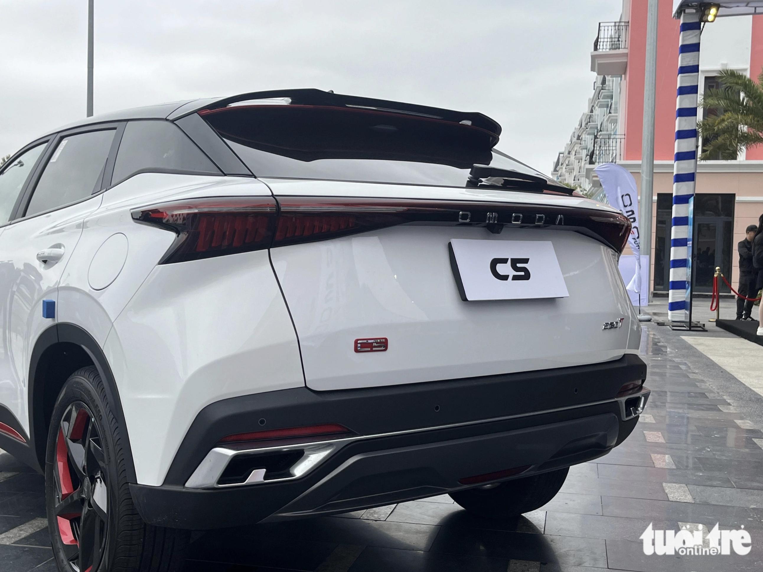 The LED tail light of the Omoda C5. Photo: Tuoi Tre