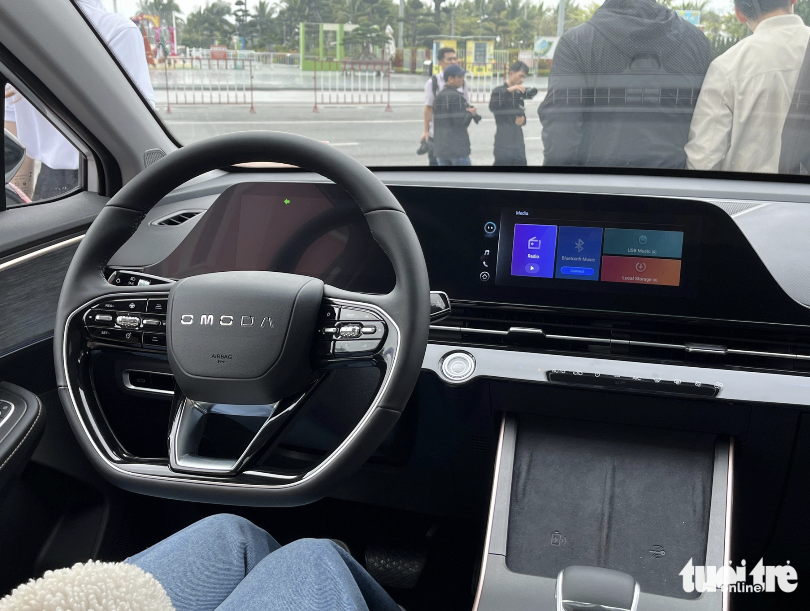 The interior of the Omoda C5 is equipped with two integrated 10.25-inch high-definition digital screens. Photo: Tuoi Tre