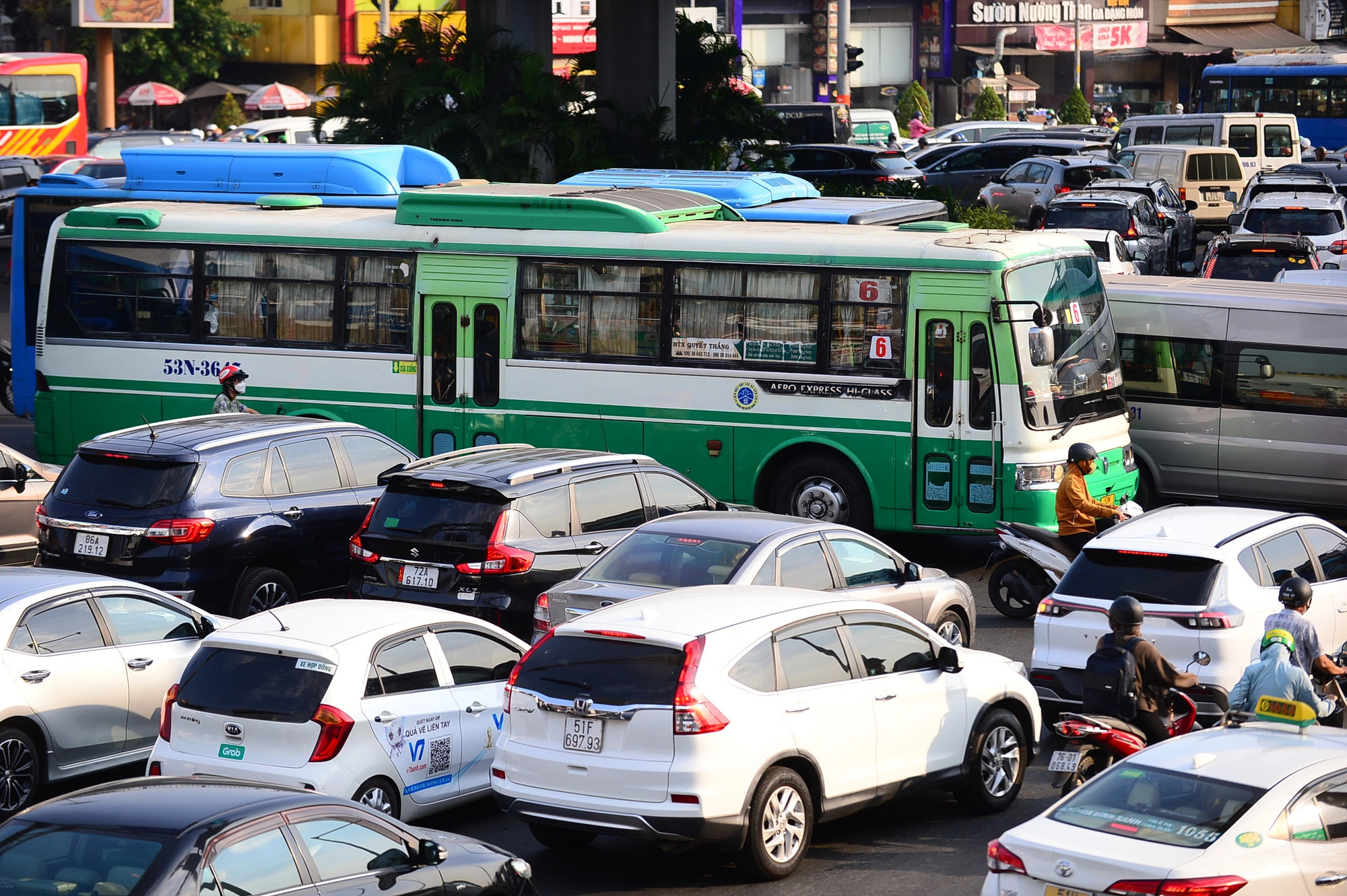 Red- and yellow-light behaviors are among the major causes of traffic accidents and traffic jams during rush hour. Photo: Quang Dinh / Tuoi Tre