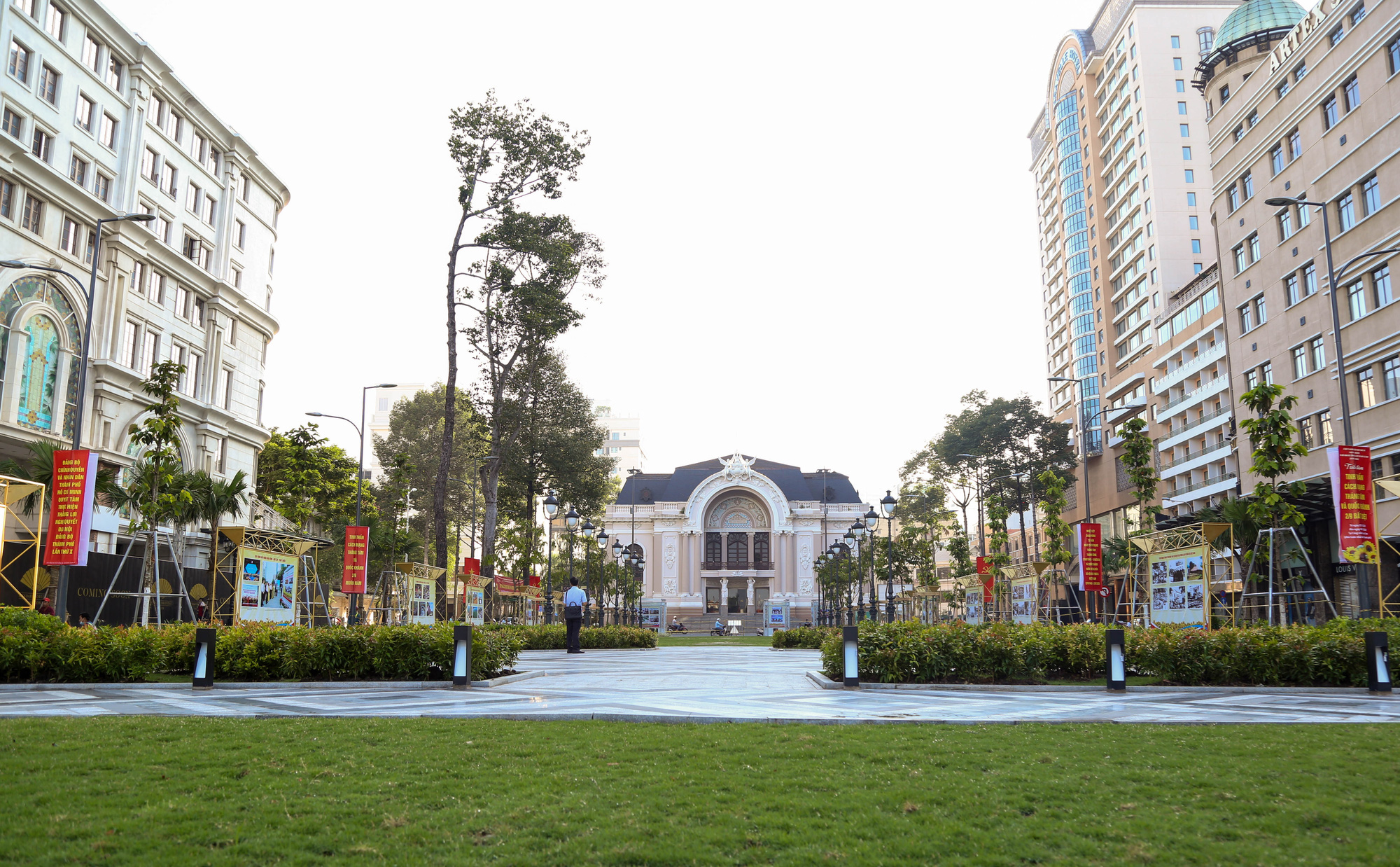 A file photo shows Lam Son Park in front of the Municipal Theater in District 1, Ho Chi Minh City, Vietnam, August 26, 2020. Photo: Thao Le / Tuoi Tre