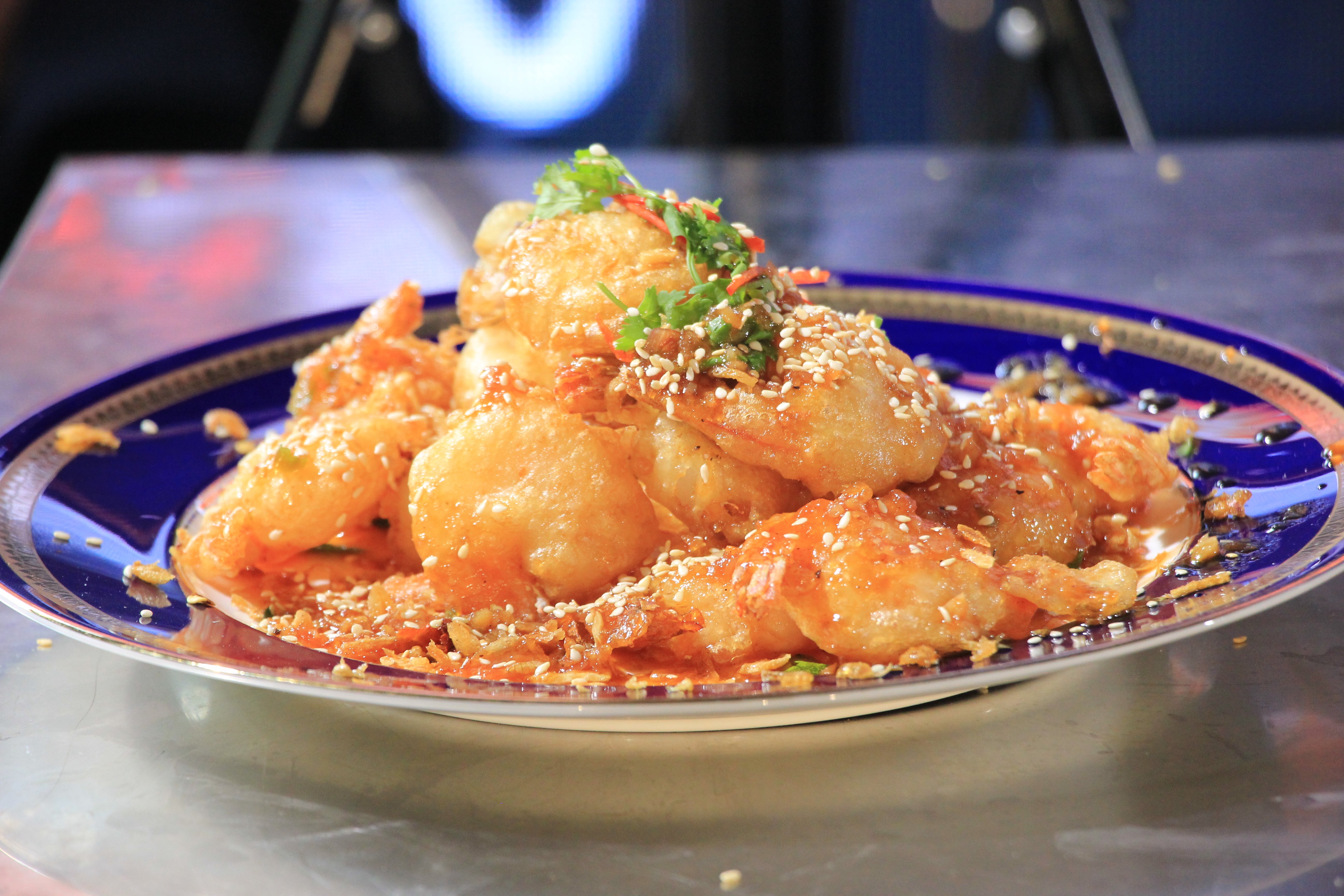 Crispy shrimp with tamarind sauce is demonstrated by Thai culinary expert Torroong Jarungidanan at the cooking class at the Royal Thai Consulate-General in Ho Chi Minh City on January 27, 2024. Photo: Dong Nguyen / Tuoi Tre News