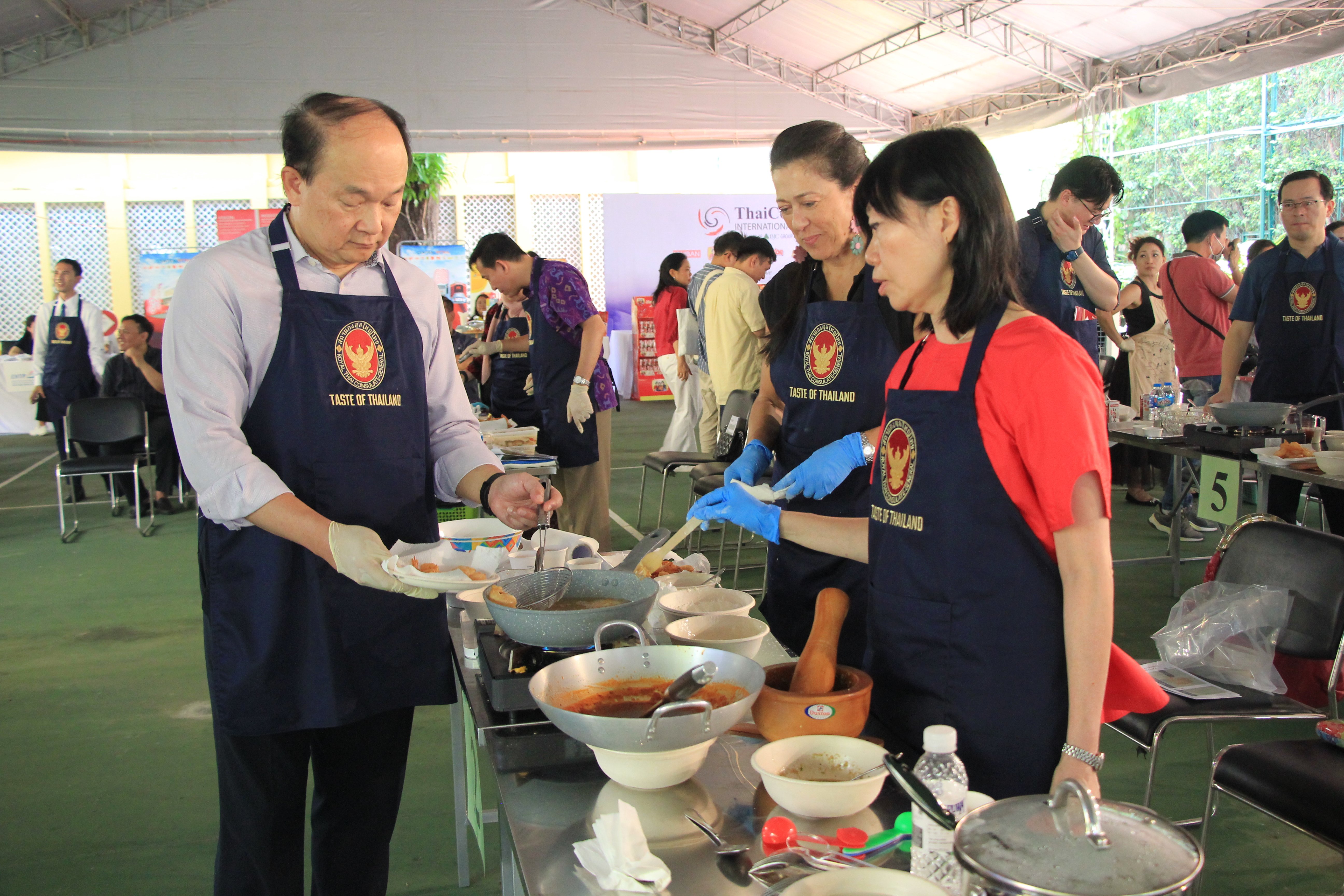 Representatives from the Consulate General of the Republic of Singapore in Ho Chi Minh City and the Consulate General of Italy in Ho Chi Minh City are making crispy shrimp with tamarind sauce at the cooking class at the Royal Thai Consulate-General in Ho Chi Minh City on January 27, 2024. Photo: Dong Nguyen / Tuoi Tre News