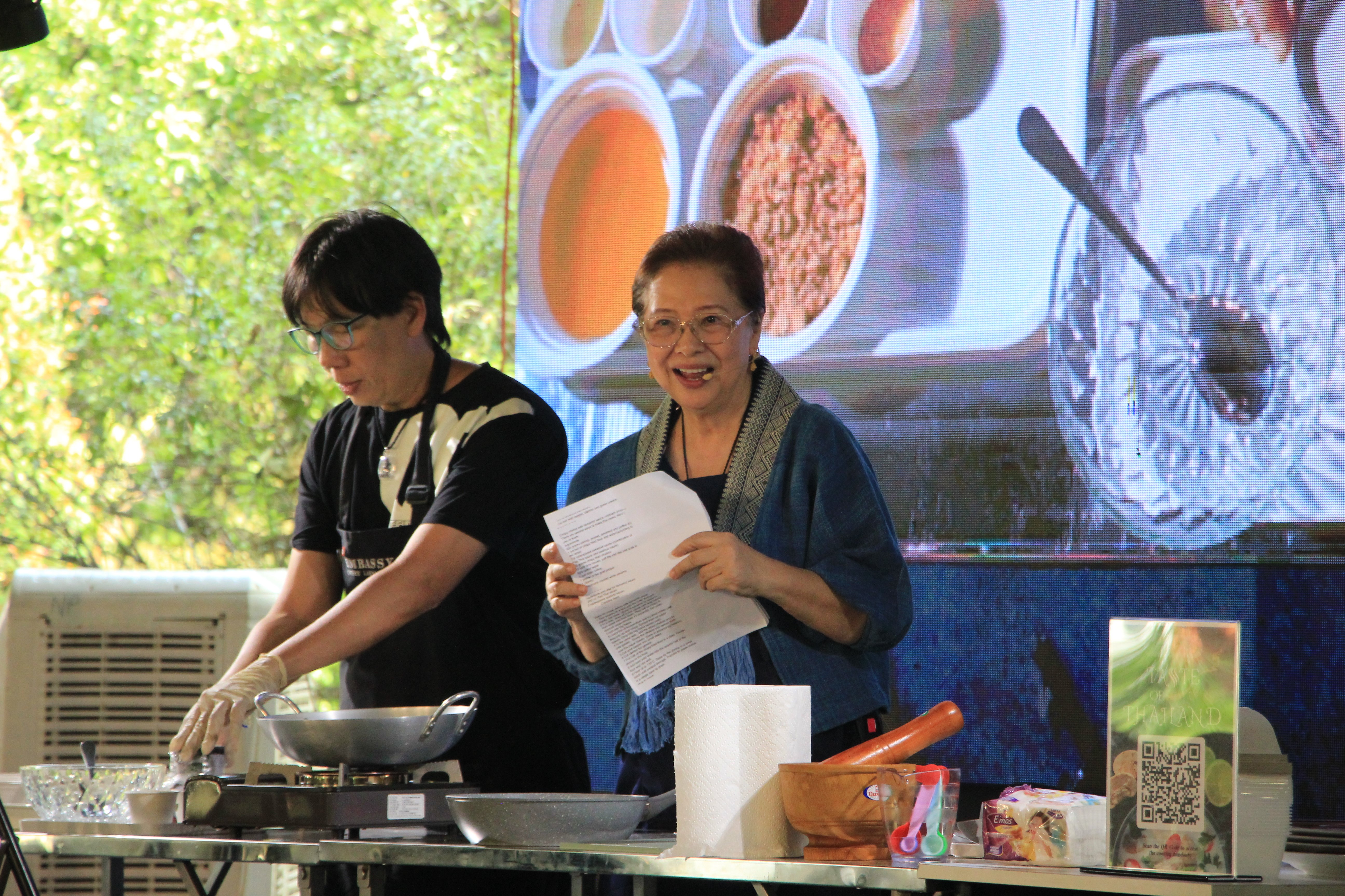 Thai culinary expert Torroong Jarungidanan (R) is demonstrating how to cook Thai food at the cooking class at the Royal Thai Consulate-General in Ho Chi Minh City on January 27, 2024. Photo: Dong Nguyen / Tuoi Tre News