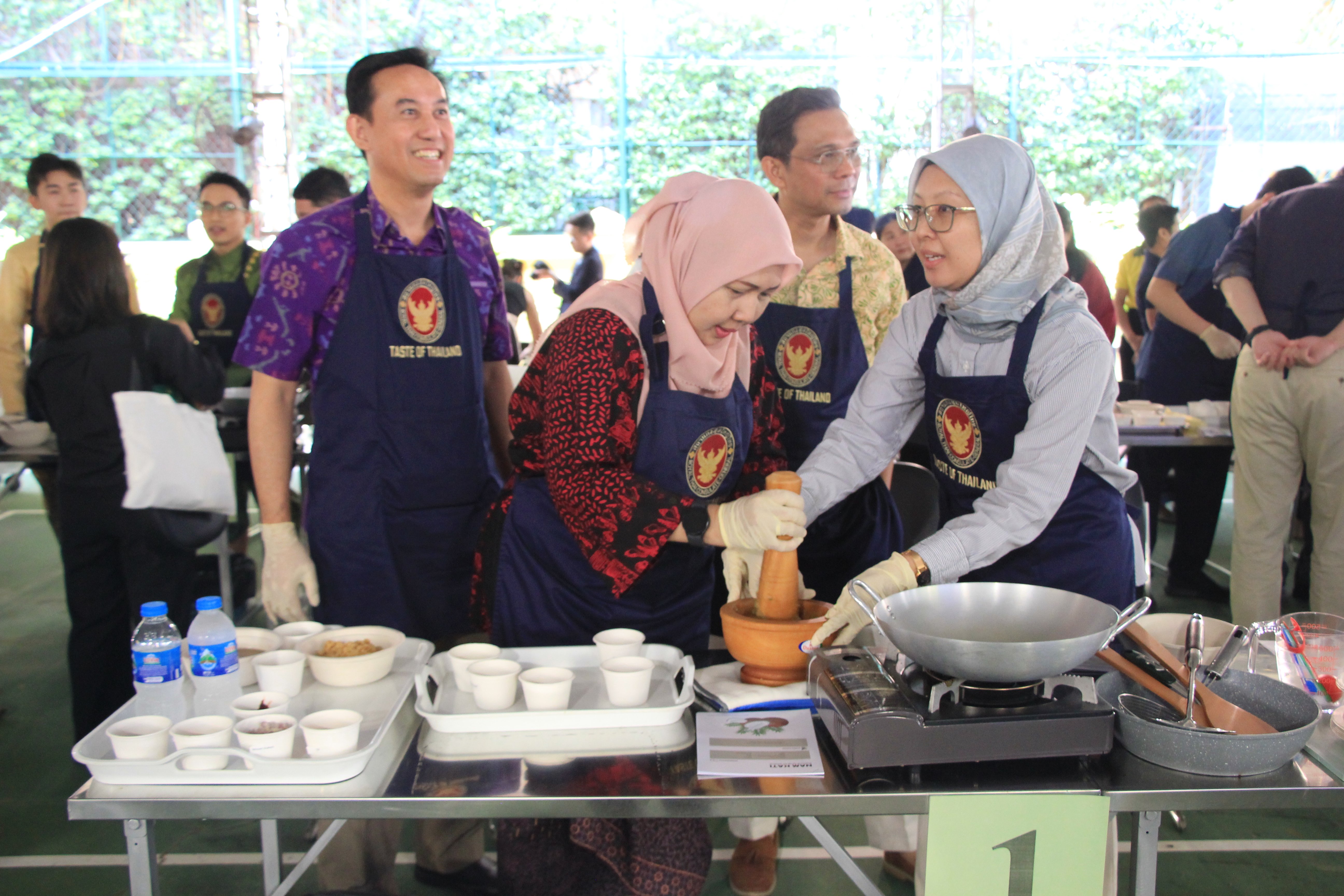 Participants work on the ingredients at at the cooking class the Royal Thai Consulate-General in Ho Chi Minh City on January 27, 2024. Photo: Dong Nguyen / Tuoi Tre News