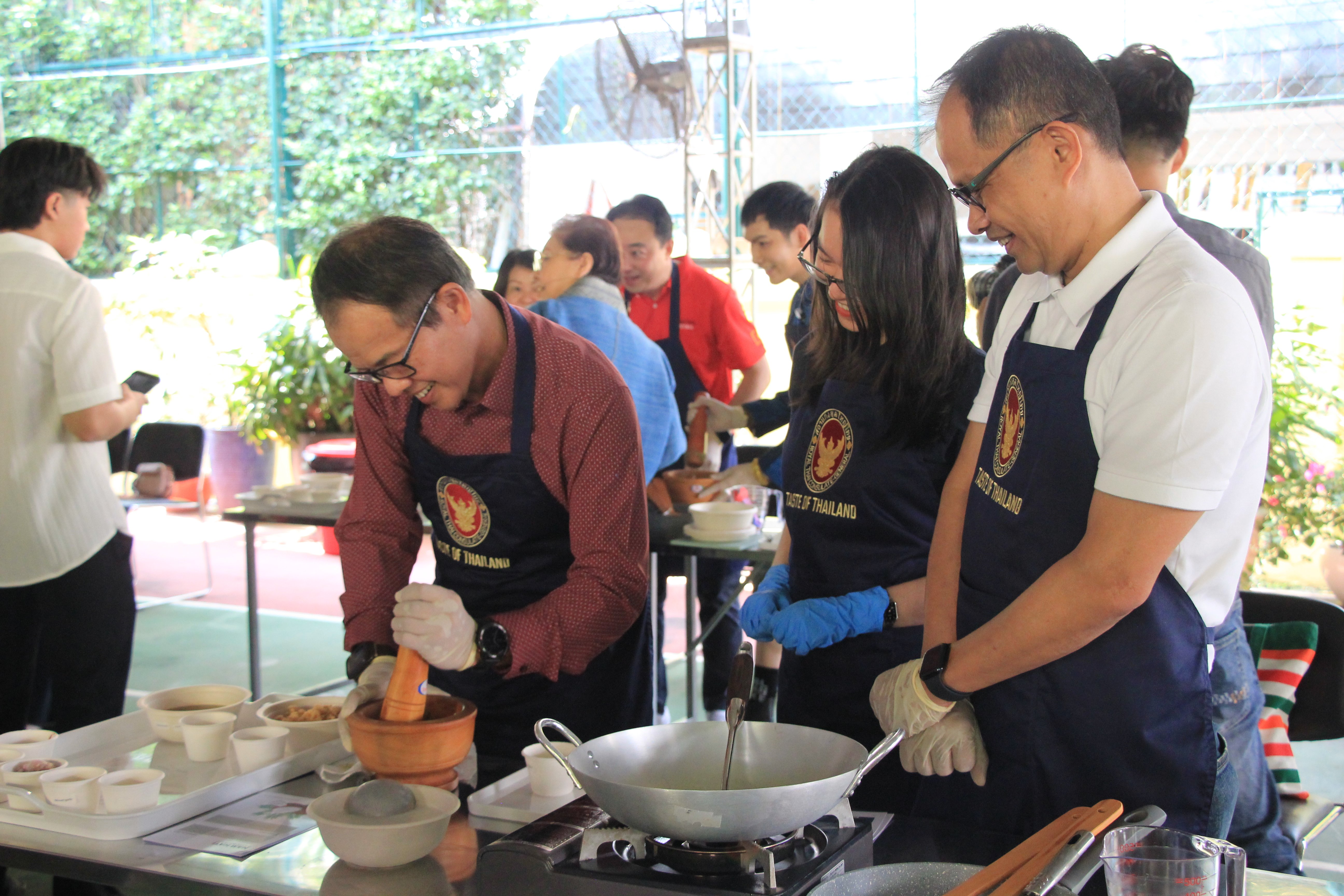 Participants make pad Thai sauce at the cooking class the Royal Thai Consulate-General in Ho Chi Minh City on January 27, 2024. Photo: Dong Nguyen / Tuoi Tre News