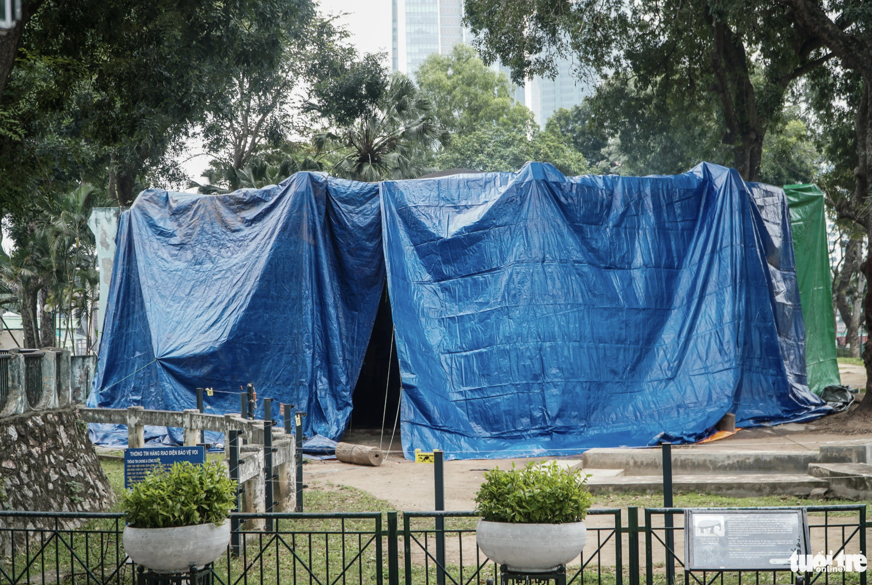 The outside of the elephant enclosure at Hanoi Zoo. Photo: Pham Tuan / Tuoi Tre