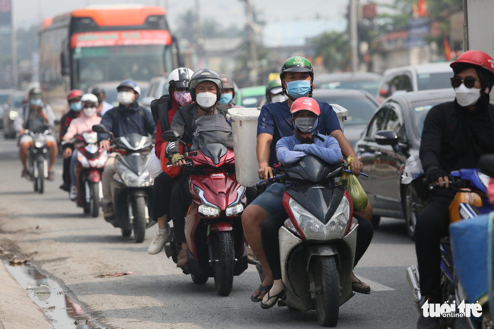 This images show holiday-goers on the way back to their hometowns for Tet from Ho Chi Minh City on January 27, 2022. Photo: Tuoi Tre