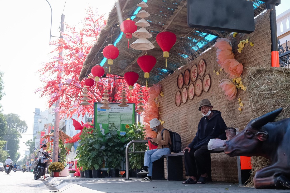 A bus stop on Nguyen Thi Minh Khai Street in District 1, Ho Chi Minh City is also decorated with Tet-themed items. Photo: Phuong Nhi / Tuoi Tre