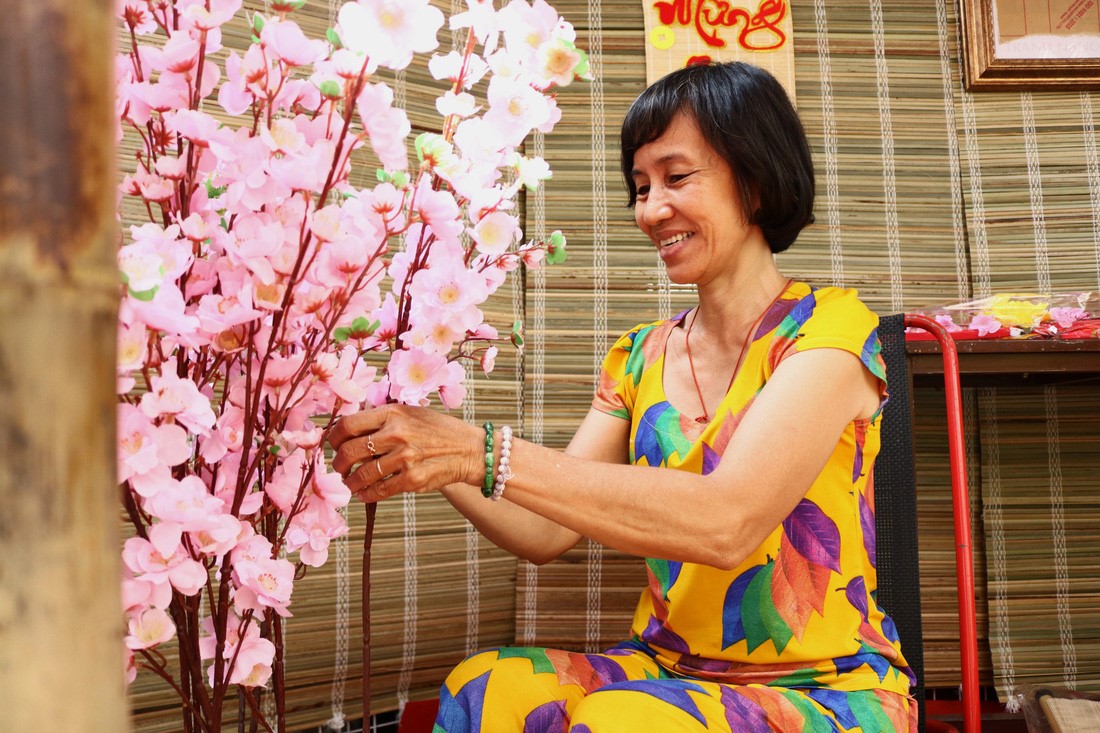 Do Thi Mai, a 58-year-old retired teacher in Ho Chi Minh City, says this is the third year she has embellished her neighborhood with her neighbors. Photo: Tri Duc / Tuoi Tre