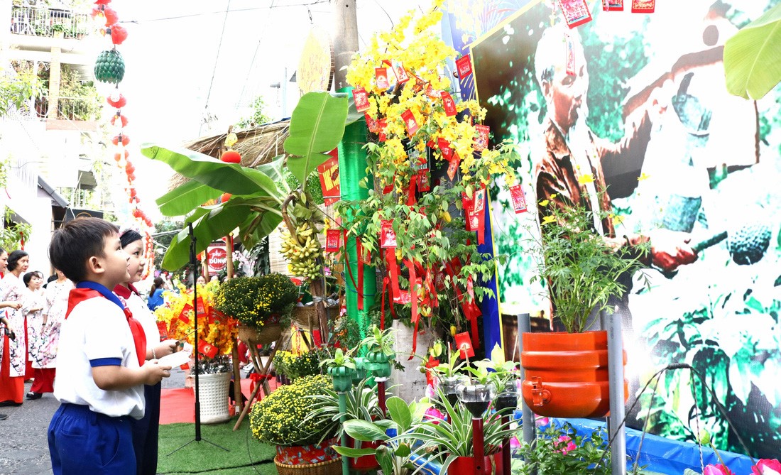 Alley No. 153 on Nguyen Thi Minh Khai Street in District 1, Ho Chi Minh City is full of yellow apricot and red envelopes. Photo: Tri Duc / Tuoi Tre