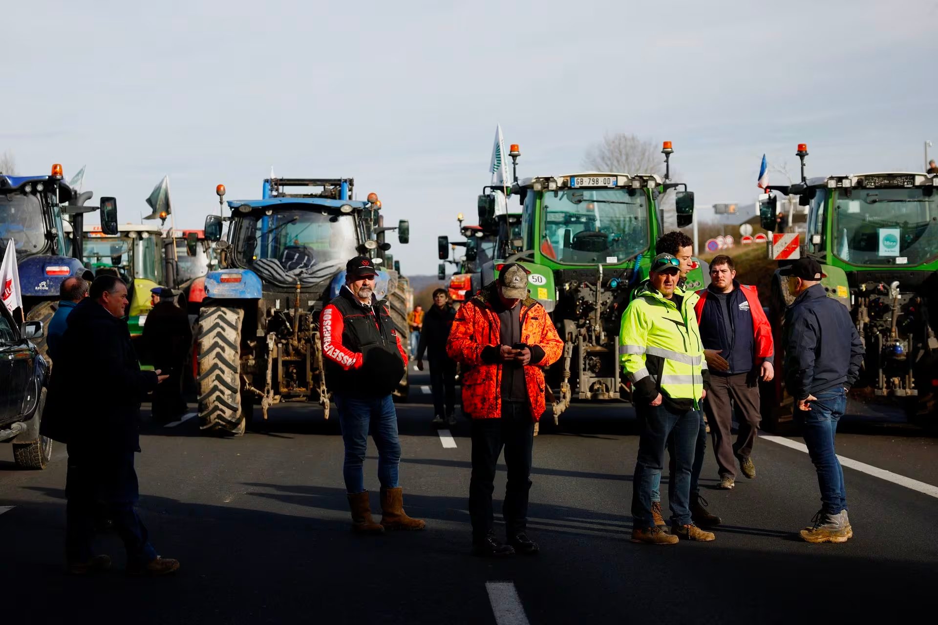 French farmers block a highway with their tractors during a protest over price pressures, taxes and green regulation, grievances shared by farmers across Europe, in Longvilliers, near Paris, France, January 29. Photo: Reuters