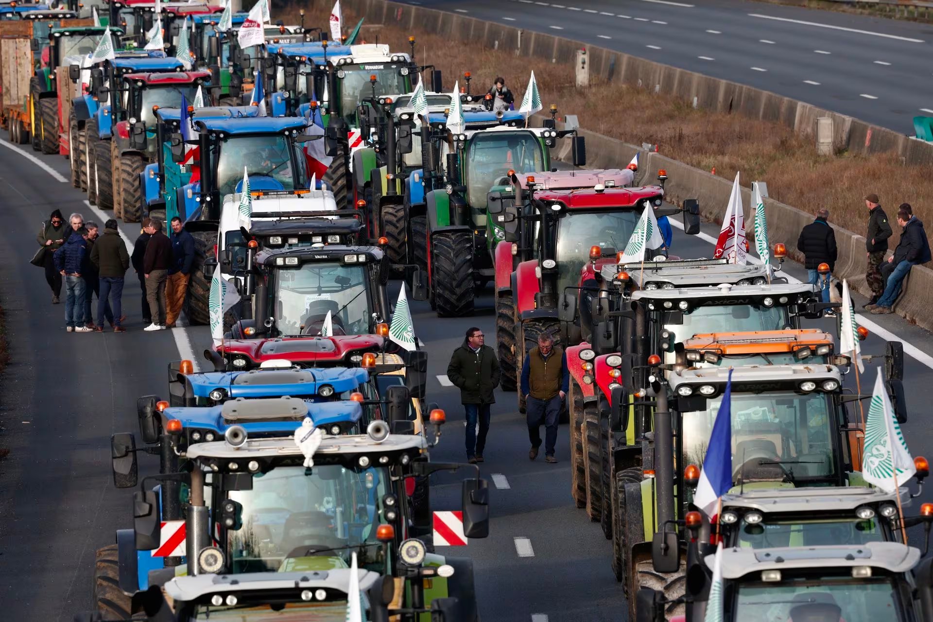 Tractors and other vehicles queue on the A1 highway during a protest over price pressures, taxes and green regulation, grievances shared by farmers across Europe, in Chennevieres-les-Louvres, near Paris, France, January 29, 2024. Photo: Reuters