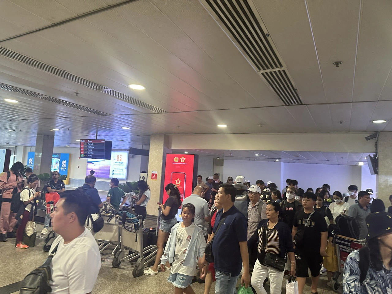 Tan Son Nhat International Airport in Ho Chi Minh City serves a soaring number of passengers in the run-up to the Lunar New Year holiday, commonly known as Tet. Photo: Cong Trung / Tuoi Tre