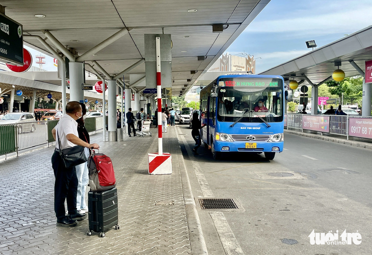 A passenger embarks a bus at Tan Son Nhat International Airport in Ho Chi Minh City. Photo: Chau Tuan / Tuoi Tre