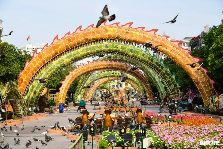 Each dragon mascot has five sections. The will be made to keep a luminescent pearl model with a diameter of 50 centimeter each in their mouths.