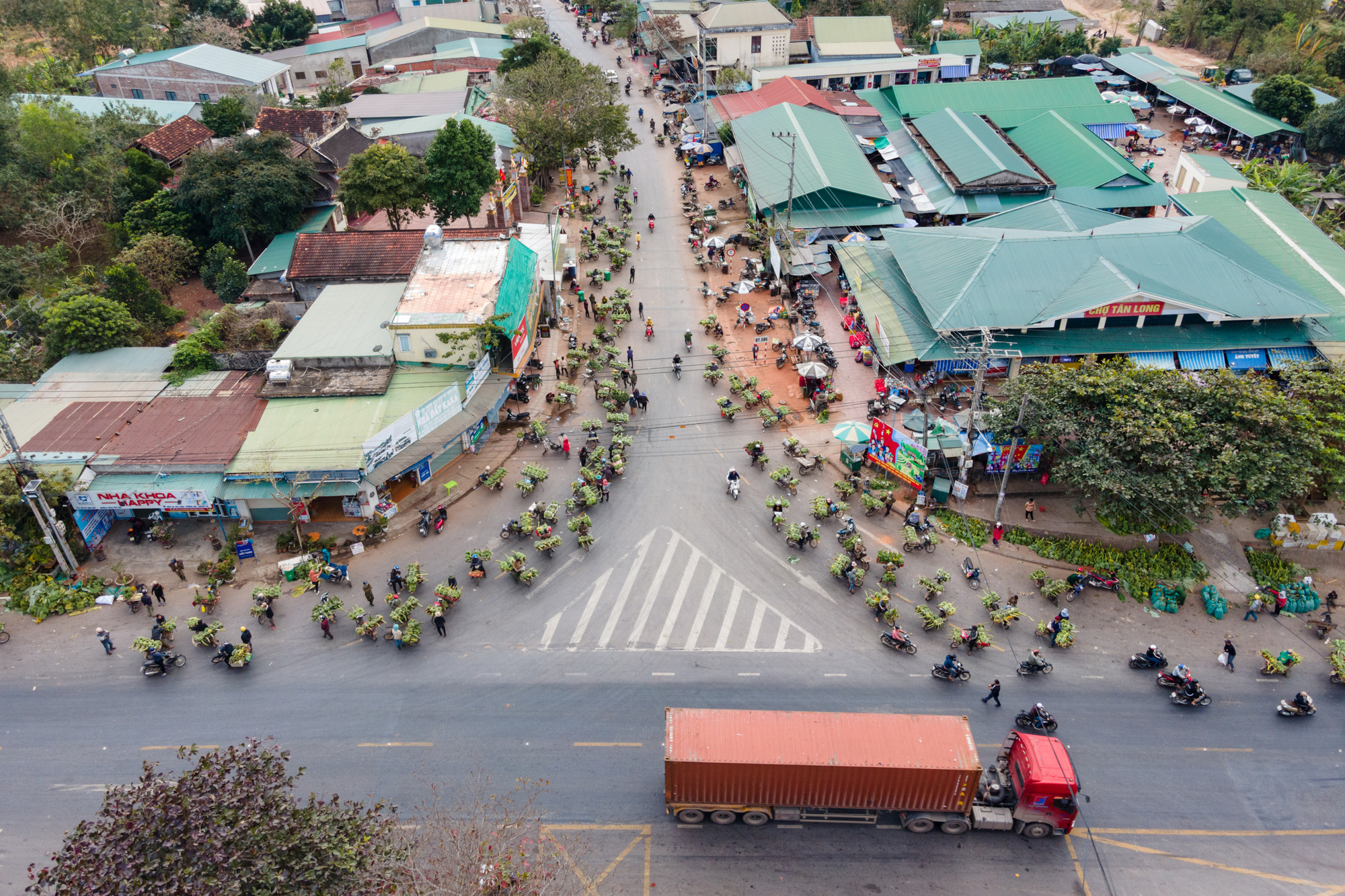 A bird’s-eye view of Tan Long banana market in Huong Hoa District, Quang Tri Province, central Vietnam, January 30, 2024. Photo: Hoang Tao / Tuoi Tre
