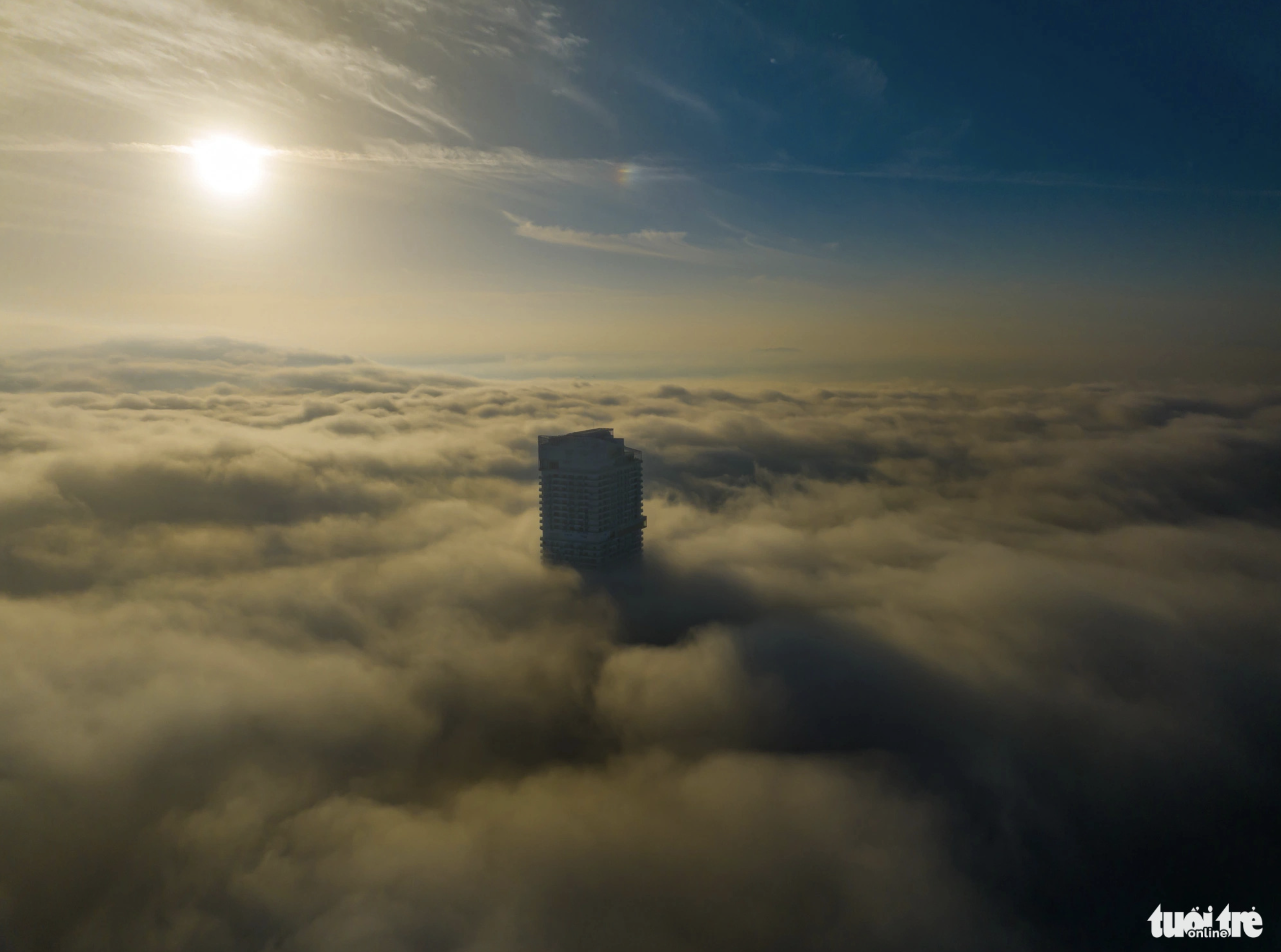 A high-rise building in Quy Nhon City, Binh Dinh Province covered by thick mist. Photo: Dung Nhan / Tuoi Tre