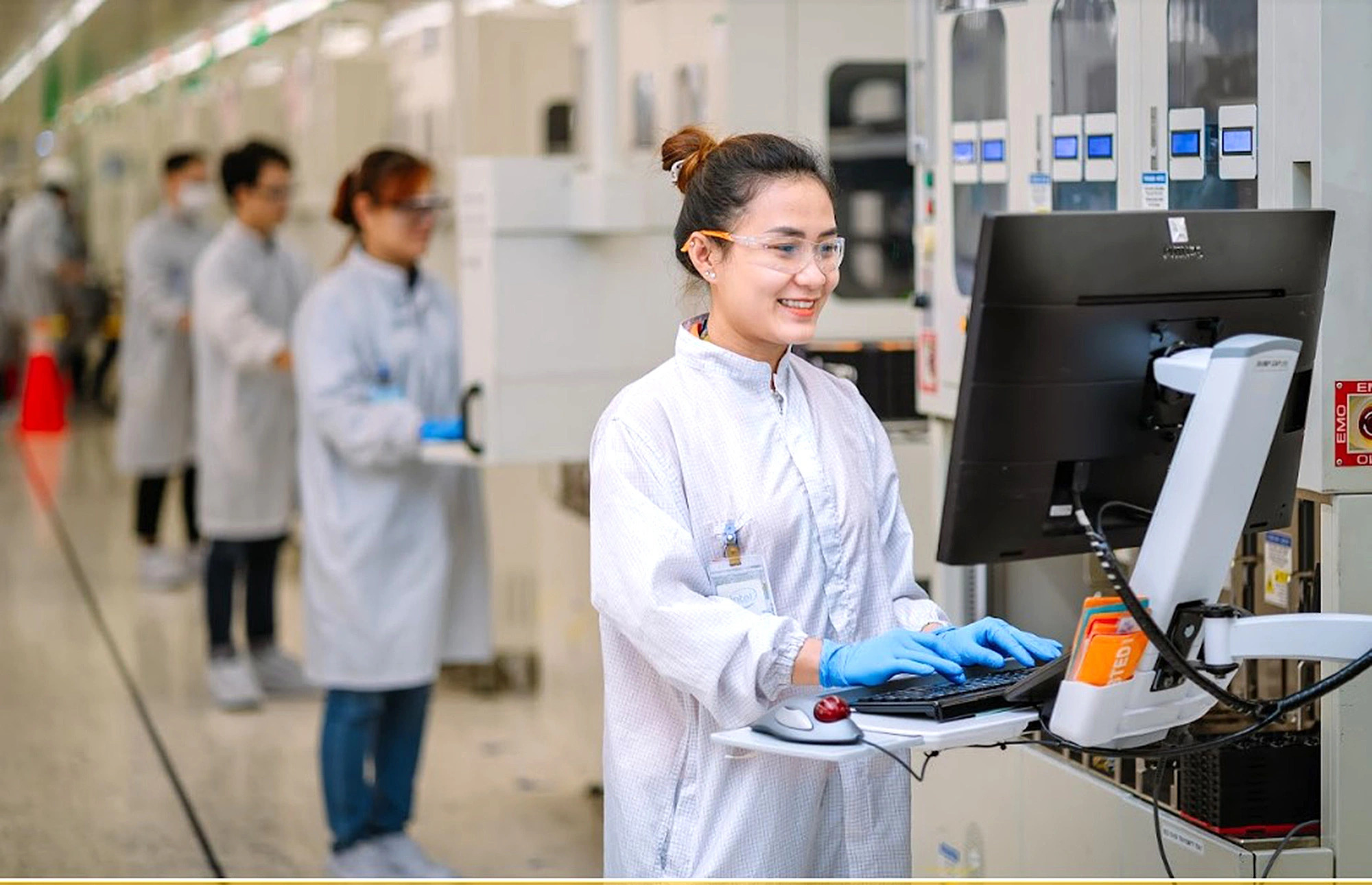 Inside U.S. chipmaker Intel’s plant at the Saigon Hi-Tech Park in Ho Chi Minh City. Photo: Quang Minh / Tuoi Tre