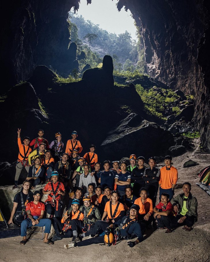Son Doong Cave has many magnificent stalagmites and stalactites, some over 80 meters tall, and even a primeval forest with an underground river. Photo: Instagram of Martin Garrix
