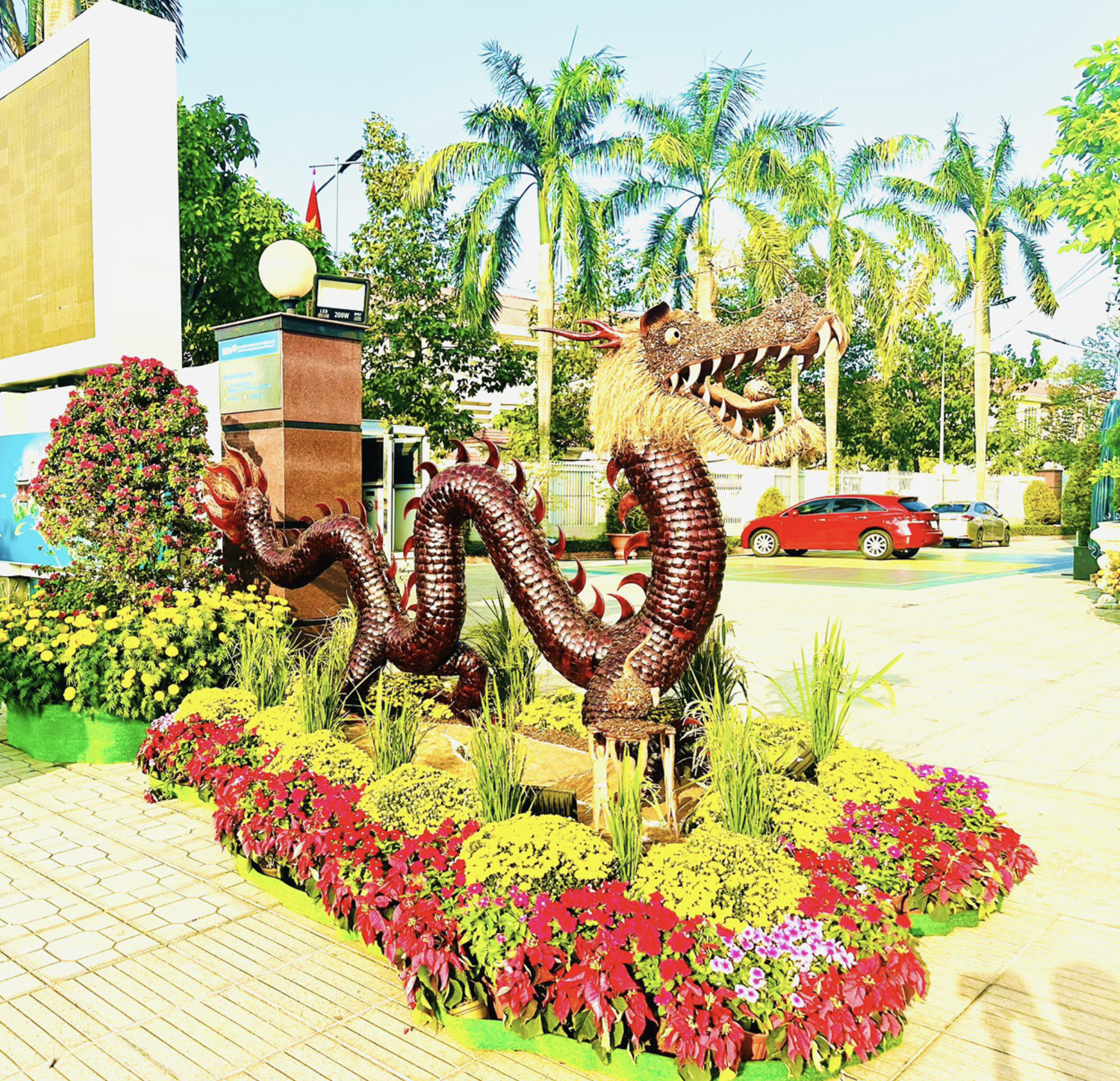 A dragon sculpture was made out of coconut shells by a resident of Ben Tre Province, a coconut growing hub in southern Vietnam. Photo: Tuoi Tre