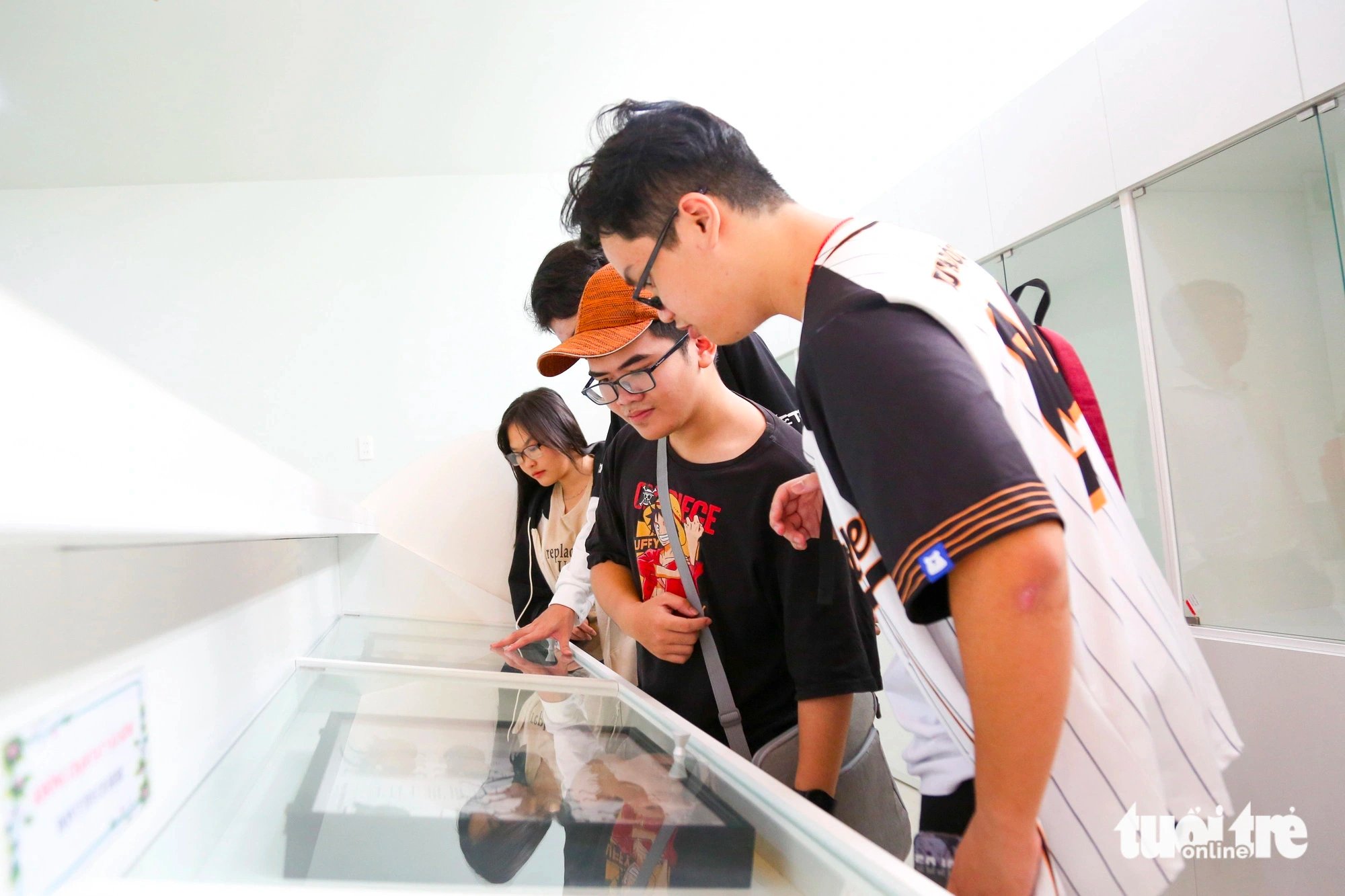 Visitors look at the butterfly specimens displayed at the butterfly garden in the Saigon Zoo and Botanical Gardens, District 1, Ho Chi Minh City on February 6, 2024. Photo: Phuong Quyen / Tuoi Tre