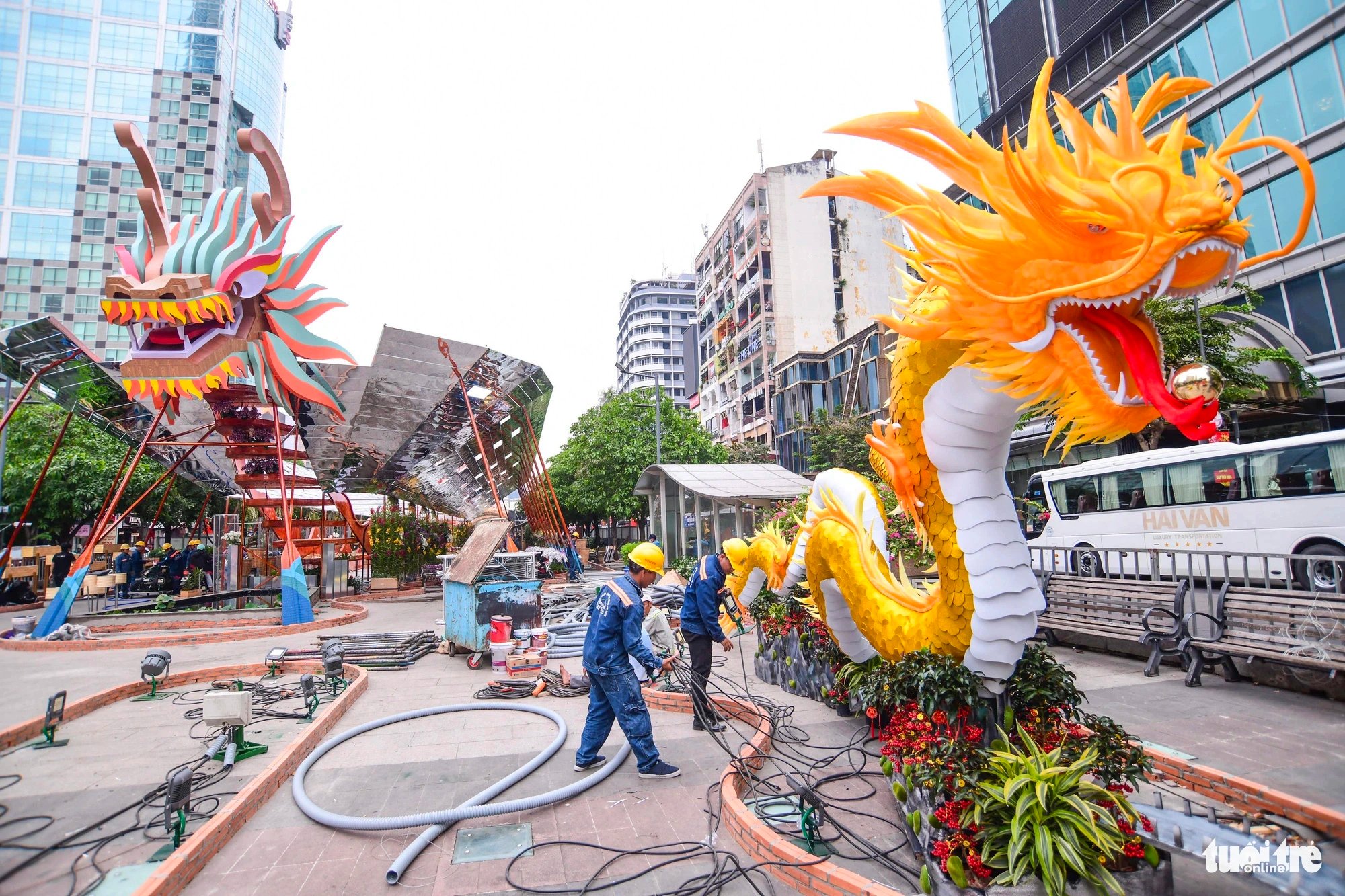 Workers are finishing installing dragon statues ahead the inauguration of
the 2024 Nguyen Hue Flower Street, which will take place from 7pm on February 7 to 9pm on February 14, in District 1, Ho Chi Minh City. Photo: Quang Dinh / Tuoi Tre