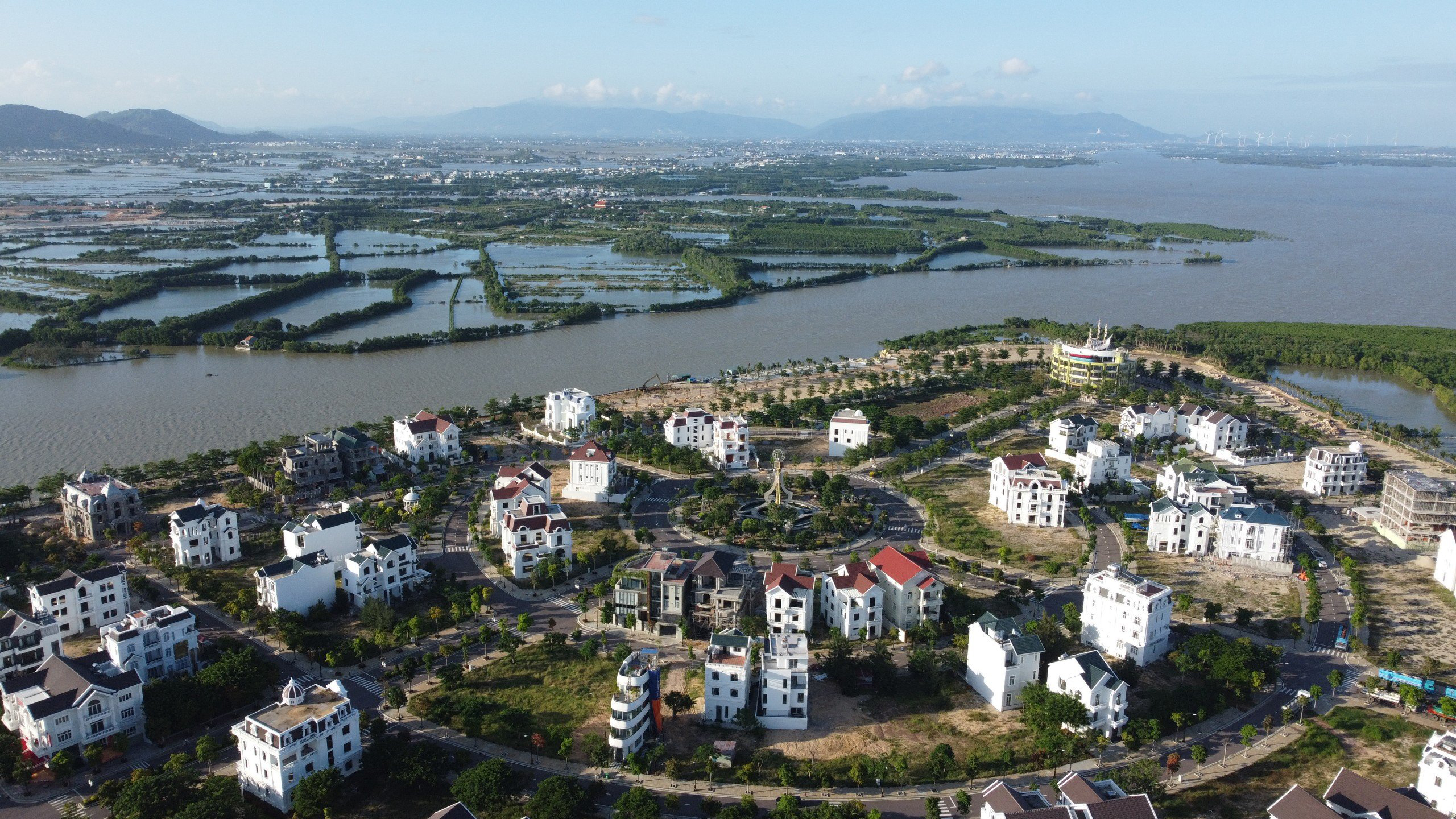 A corner of Thi Nai Lagoon in Quy Nhon City, a popular beach city of Binh Dinh Province. Photo: Lam Thien / Tuoi Tre