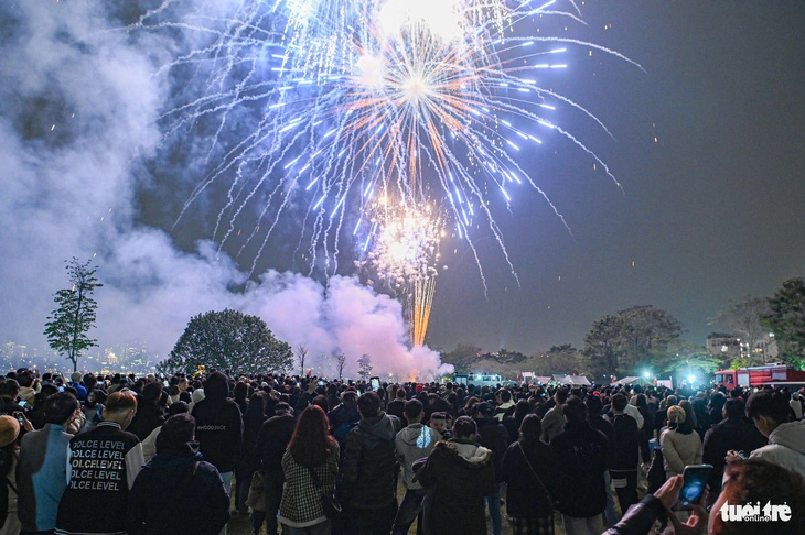 A splendid scene unfolds during the fireworks displays at West Lake in Hanoi on February 9, 2024, marking a joyous celebration of the Lunar New Year festival. Photo: Hong Quang / Tuoi Tre