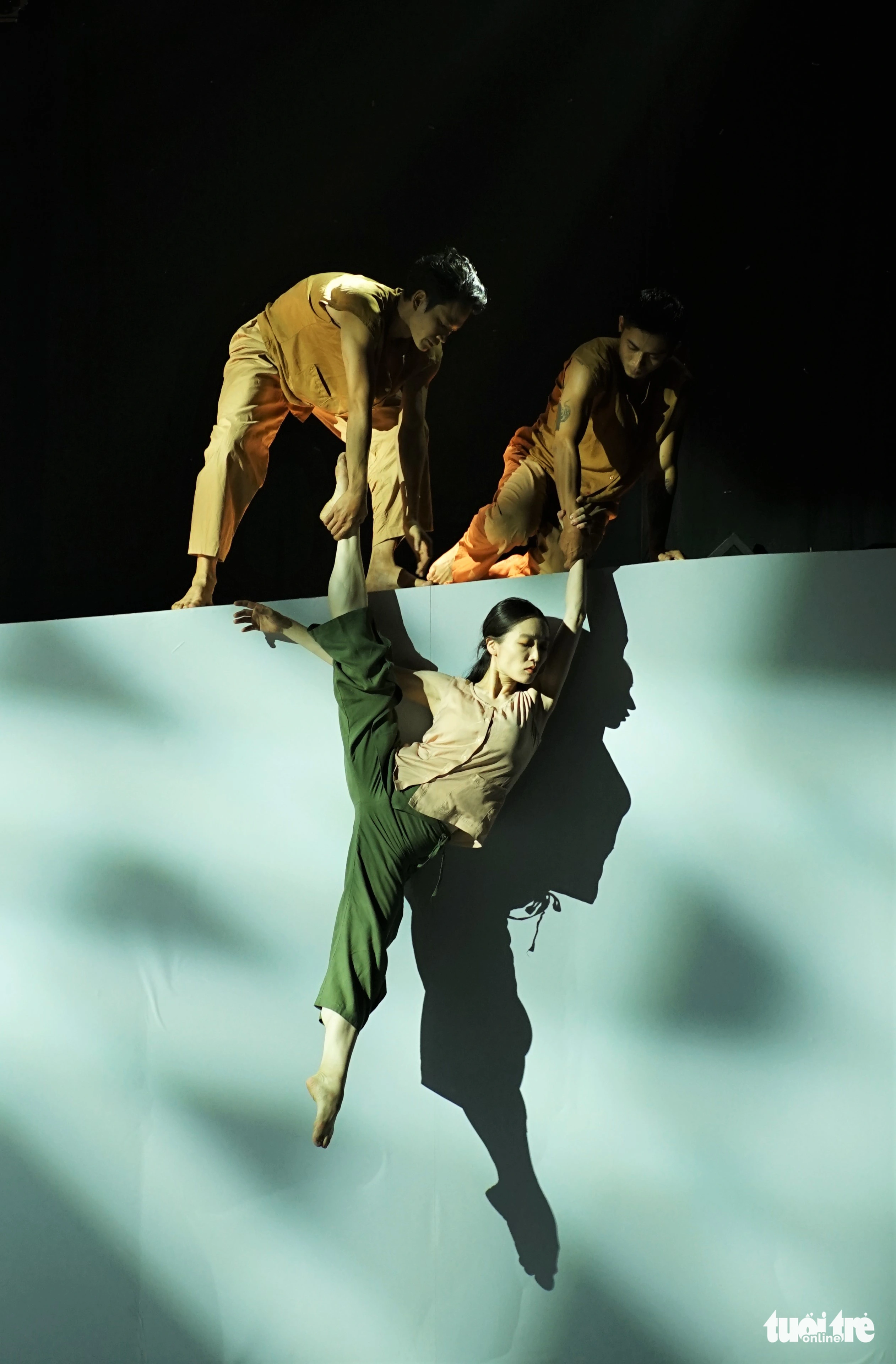 Tatsumi Chika is seen performing on stage. Photo: Huynh Vy / Tuoi Tre